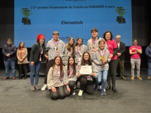 A vicerreitora do Campus de Ferrol e Responsabilidade Social, Ana Ares, entregoulle o Segundo Premio Universidade da Coruña ao Gañador aos e ás integrantes do equipo Elementals da Acadamia Captioma de Ourense.