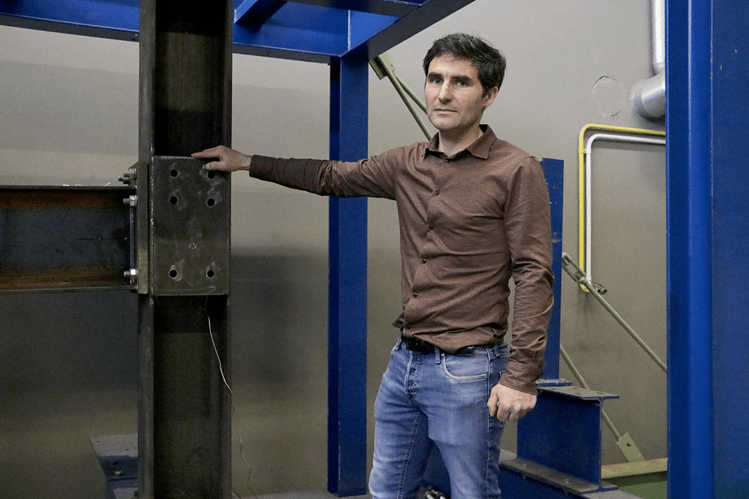 O investigador do CITENI da Universidade da Coruña, Manuel López, nas instalacións do Laboratorio de Análise Estrutural – LAE