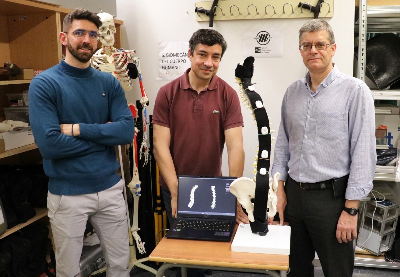 de esquerda a dereita, os investigadores do equipo de biomecánica do LIM Florian Michaud, Urbano Lugrís e Javier Cuadrado, xunto ao sistema patentado.