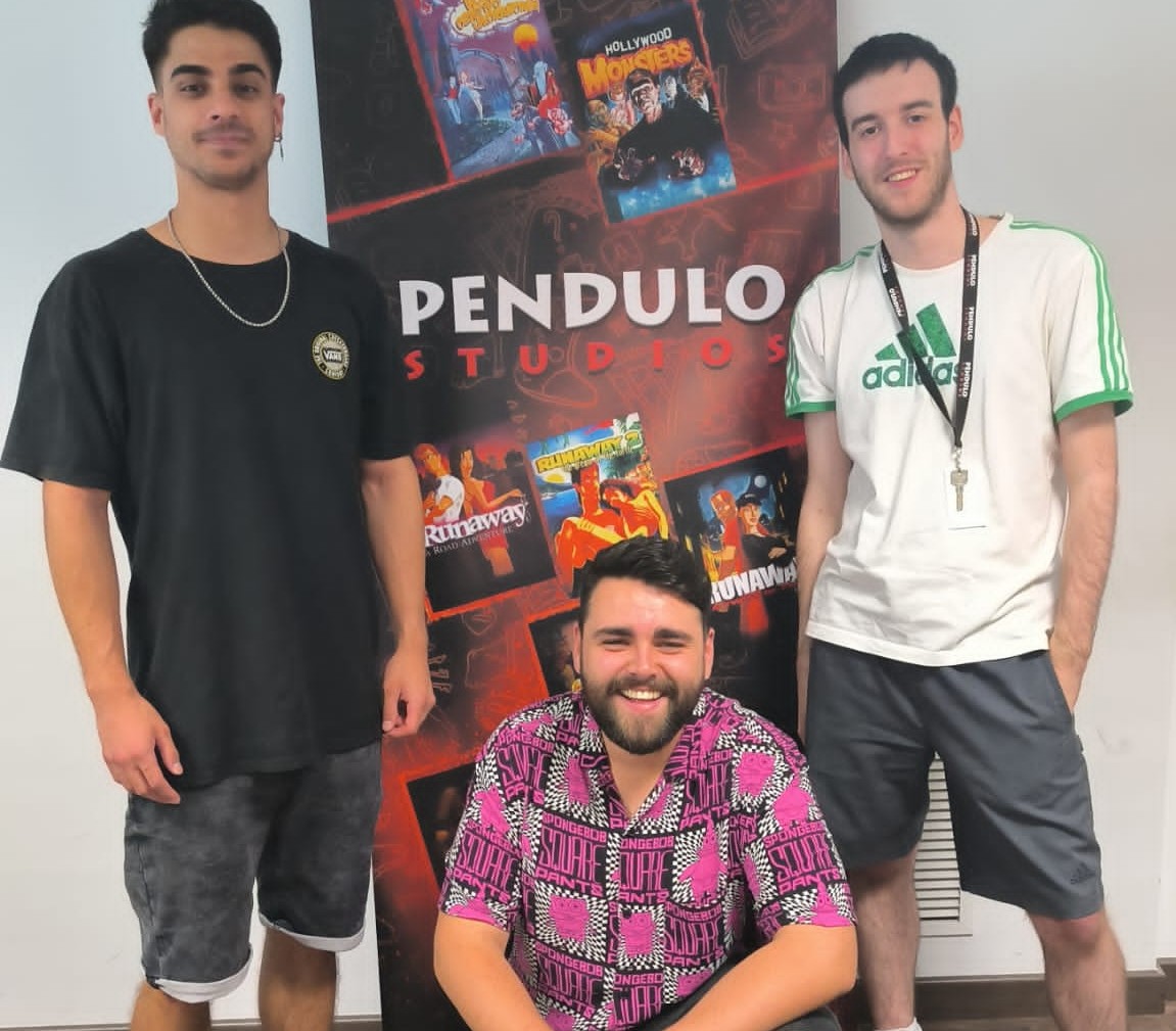 De esquerda a dereita, Pedro, Boris e Daniel, nas instalacións de Péndulo Studio en Madrid onde realizan as prácticas do máster en Deseño, Desenvolvemento e Comercialización de Videoxogos que se imparte na Escola Politécnica de Enxeñaría de Ferrol (EPEF).