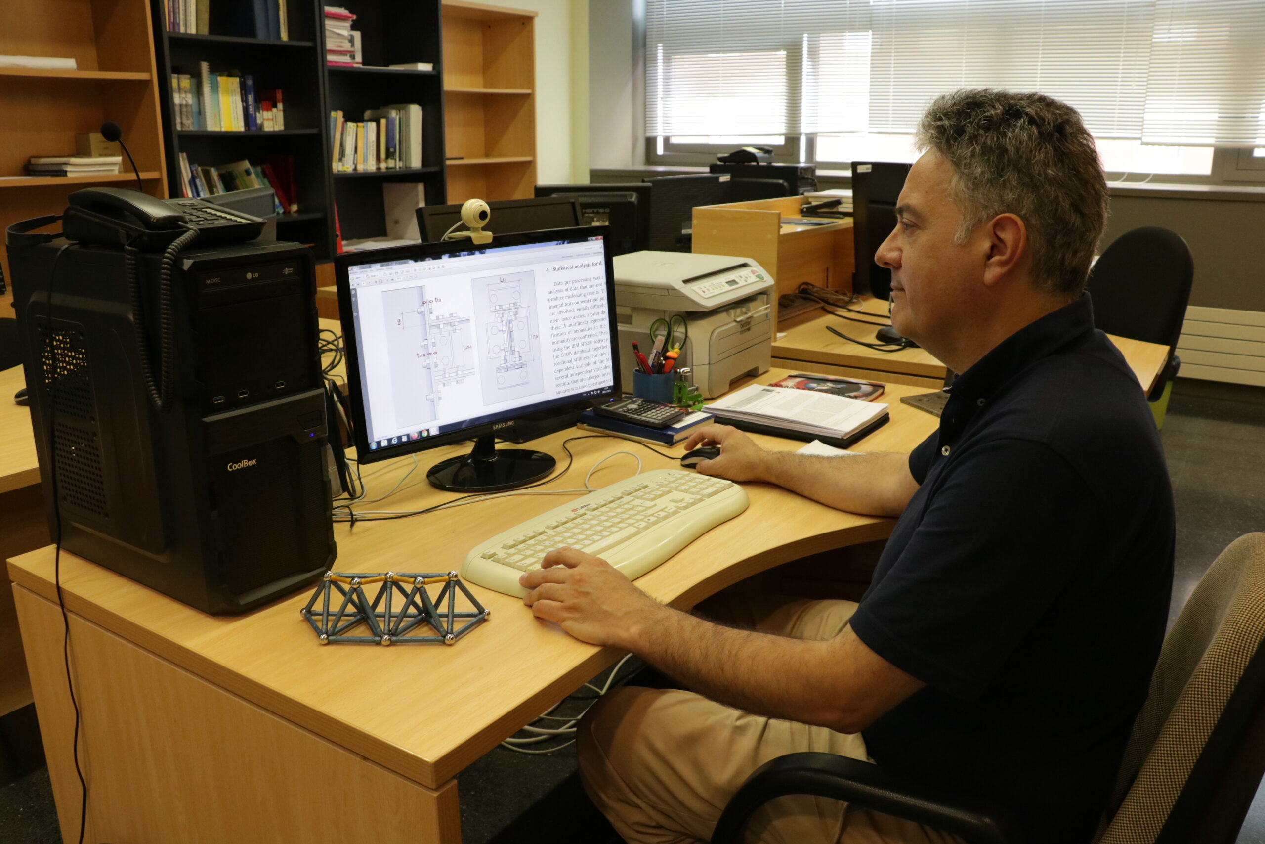 O investigador José Manuel Reinosa no seu despacho do Laboratorio de Análise Estrutural do CITENI.