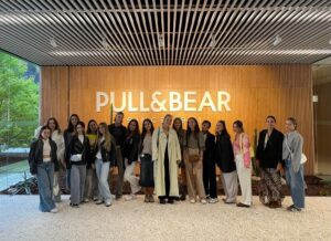 El alumnado del Grado en Gestión Industrial de la Moda del Campus Industrial de Ferrol visita las instalaciones centrales de Pull&Bear en Narón