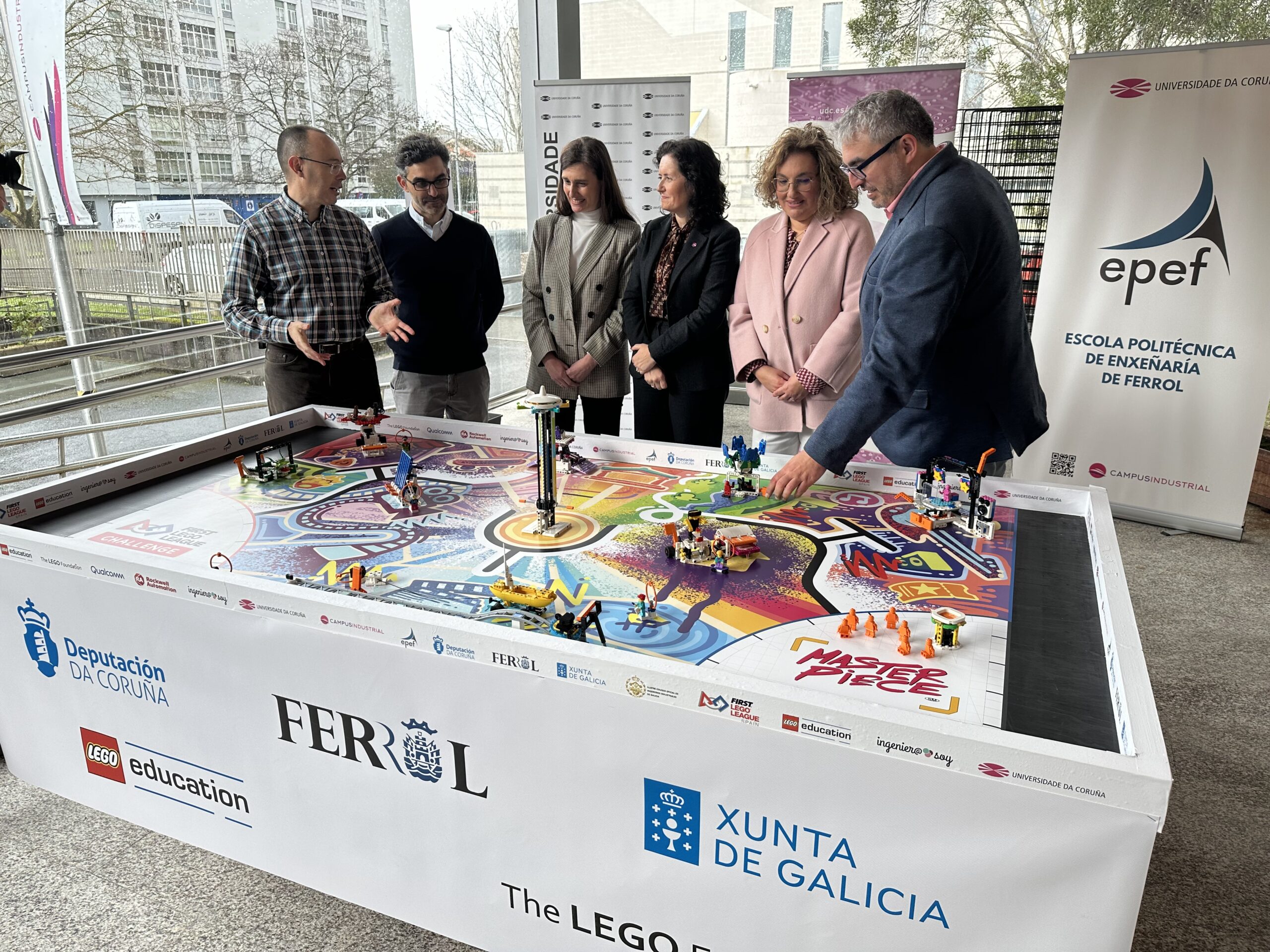 oto de familia dos representantes das entidades e empresas que colaboran na novena edición da FIRST LEGO League Galicia organizada pola Universidade da Coruña a través da Escola Politécnica de Enxeñaría de Ferrol (EPEF) e do Campus Industrial.