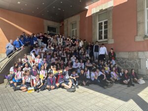 Foto de familia de los más de 100 estudiantes de ESO y Bachillerato que este viernes 12 de abril participaron en la III Olimpiada Robótica que organizó la Escuela Politécnica de Ingeniería de Ferrol (EPEF) en colaboración del Campus Industrial de la Universidade da Coruña.
