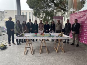Foto de familia dos representantes das entidades e empresas que colaboran na novena edición da FIRST LEGO League Galicia organizada pola Universidade da Coruña a través da Escola Politécnica de Enxeñaría de Ferrol (EPEF) e do Campus Industrial.