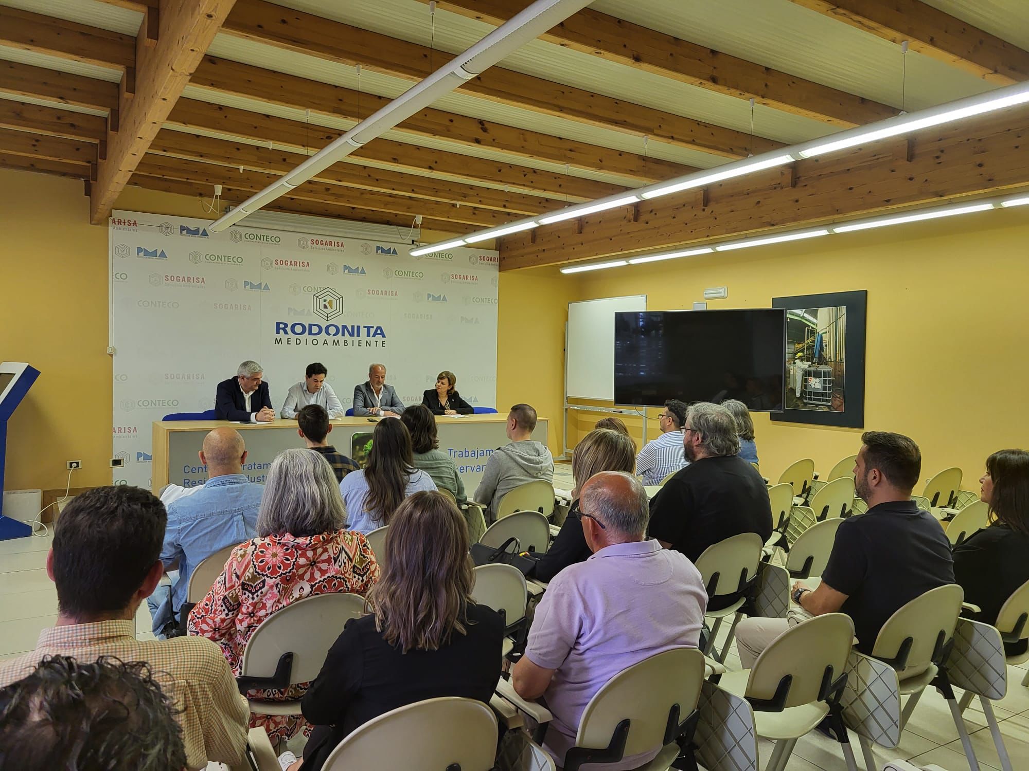 O acto contou coa presenza do alcalde das Somozas, Juan Alonso Tembrás, o conselleiro delegado do Grupo Rodonita, Jacobo Campo; o director xeral de Rodonita Medio Ambiente, Antonio Roncero e a directora da Cátedra Epifanio Campo, Mª Paz Mateo.