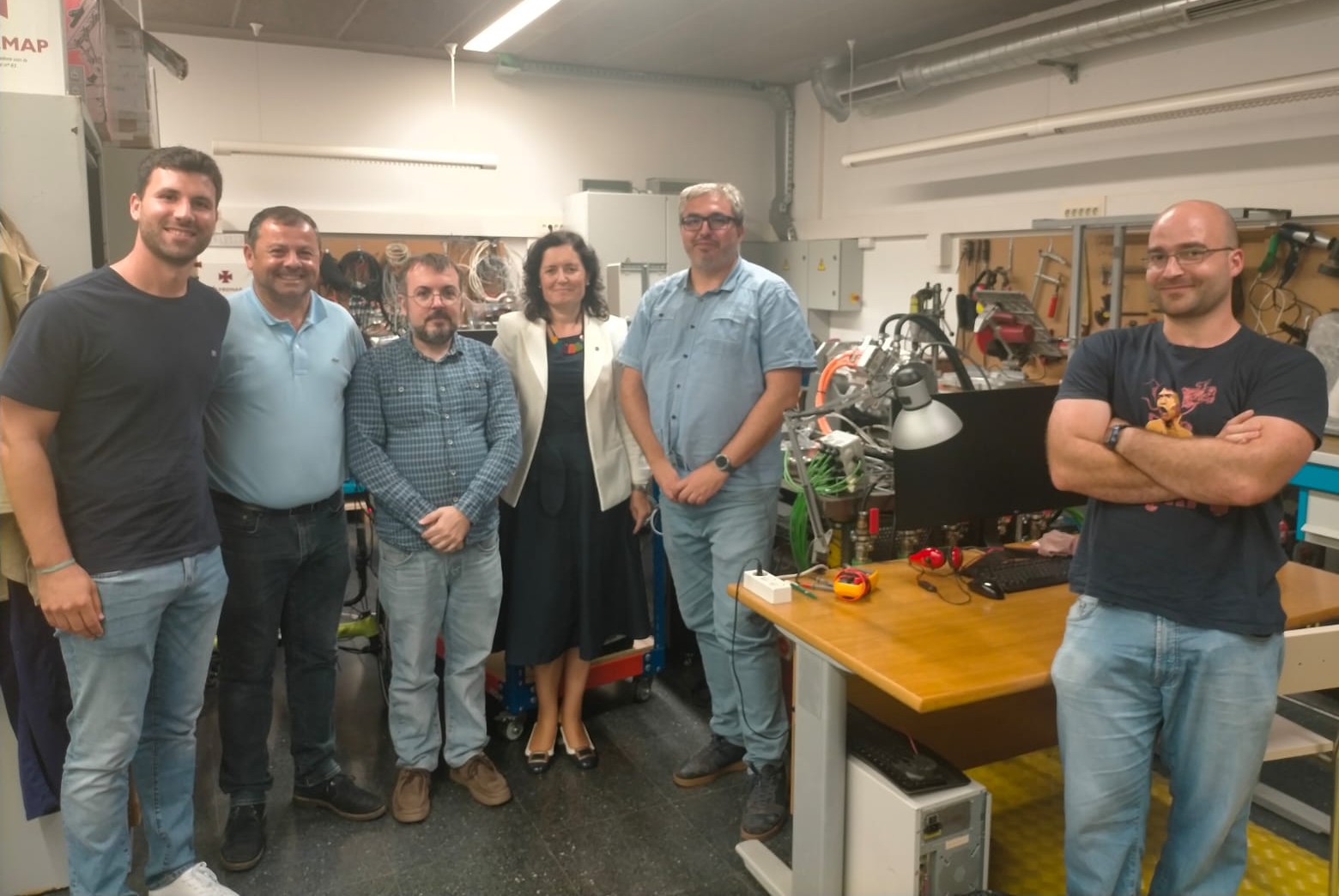 De esquerda a dereita, os profesores do IES Vilalonga de Sanxenxo, Santiago Covelo e Rafael Domínguez , o profesor da Escola Politécnica de Enxeñaría de Ferrol e coordinador do Proxecto Greenpower no centro, José Manuel Amado, a directora do Campus Industrial da Universidade da Coruña, Ana Ares, e o profesor e investigador do Laboratorio de Enxeñaría Mecánica, Emilio Sanjurjo, ao remate dunha reunión de traballo no Edificio de Talleres do Campus Industrial de Ferrol.