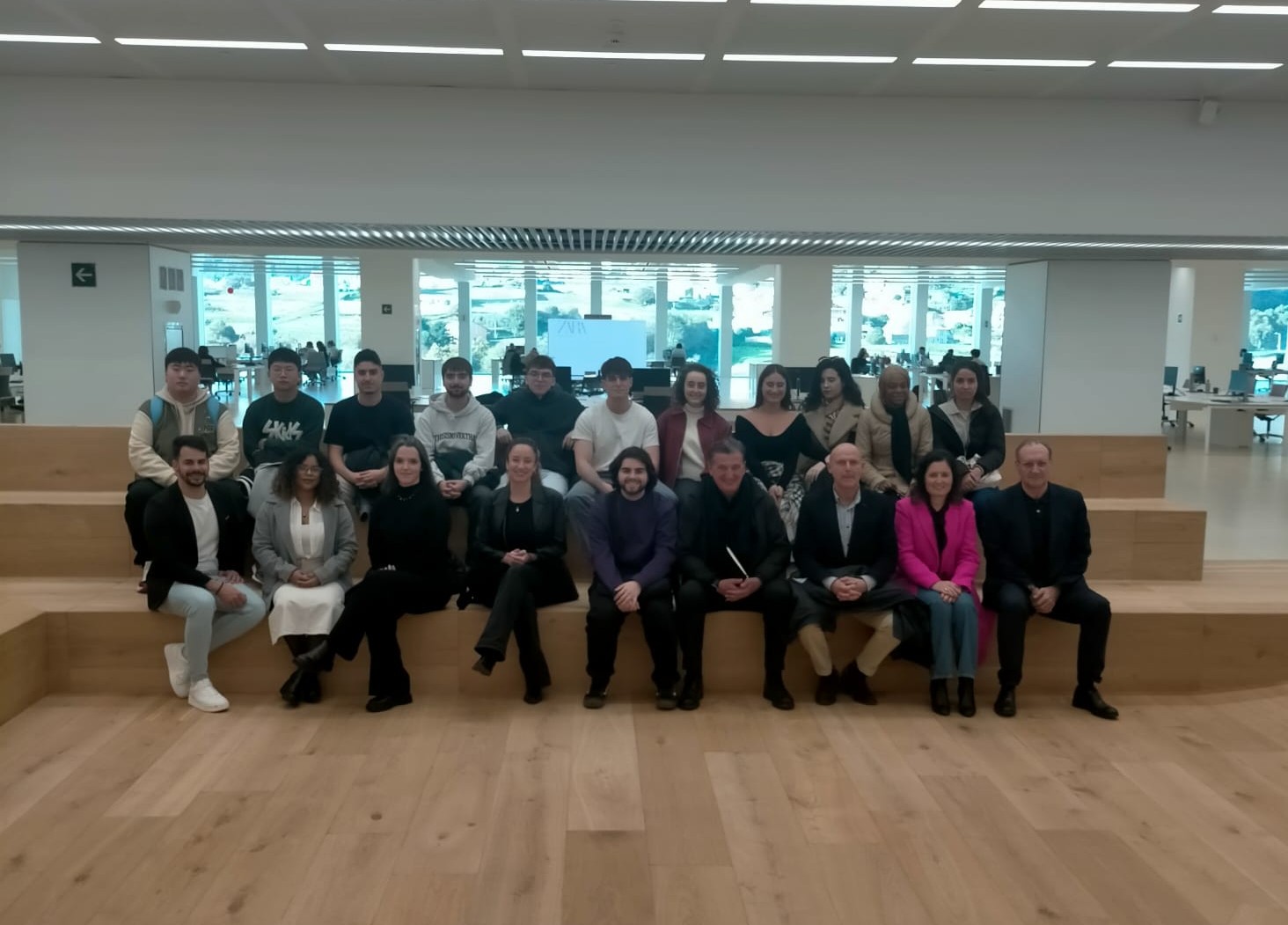 alumnado do máster en Enxeñaría de Deseño Industrial durante a súa visita á sede central de Inditex en Arteixo acompañados pola directora do Campus Industrial da Universidade da Coruña, Ana Ares, o director da Escola Universitaria de Deseño Industrial (EUDI), José Ramón Méndez, o coordinador da titulación, Gerardo Domínguez Feioó e o profesor, Miguel Abelleira Doldán.