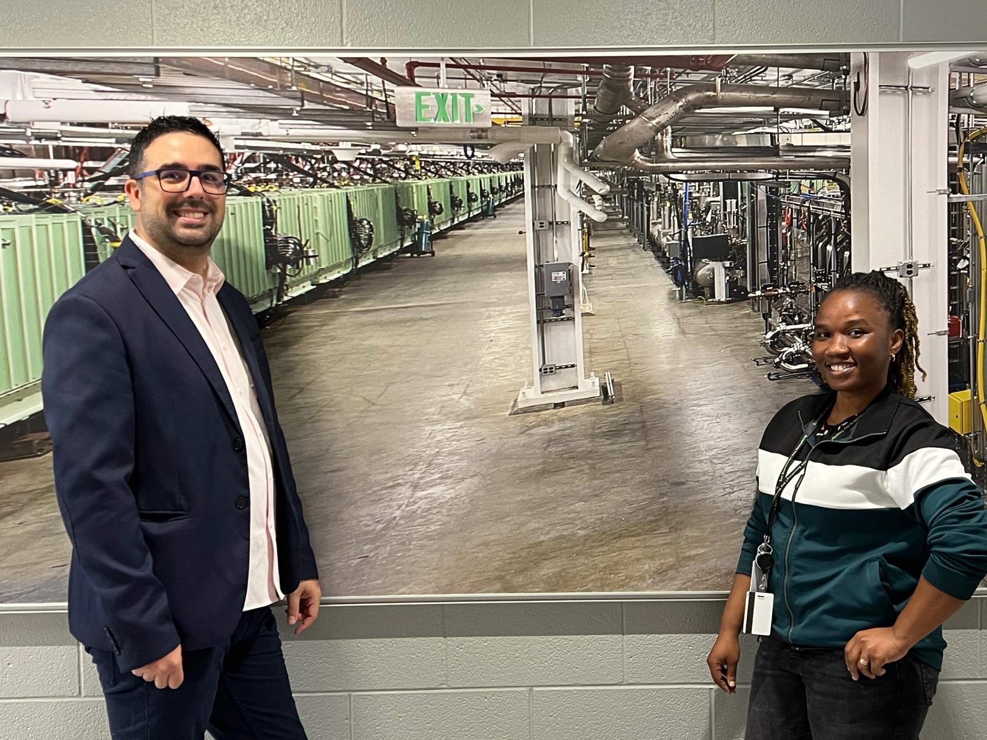 s investigadores Saúl Beceiro e Harriet Kumi nas instalacións do FRIB e do Argonne National Lab, onde realizan a campaña experimental xunto ao persoal investigador da MSU.