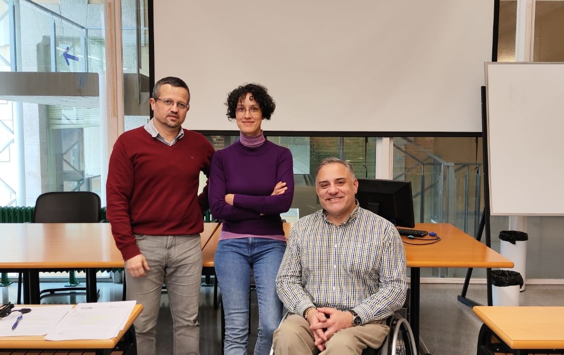 De dereita a esquerda, os profesores da Universidade da Coruña, David Olegario Peón Pose, Cristina Anido Martínez e Manuel Escourido Calvo, titorizan aos 54 estudantes do grao en Xestión Industrial da Moda que participan neste proxecto COIL xunto con alumnado e profesorado da Toronto Metropolitan University de Canadá.