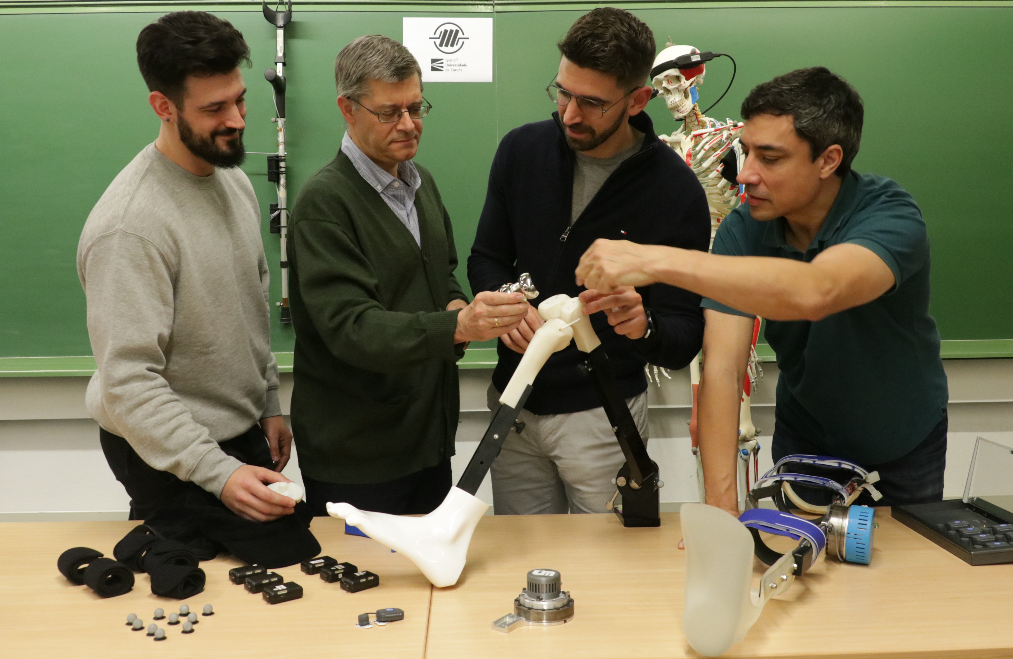 Equipo de investigadores do LIM, cofundadores da spin off Motion and Force Engineering Solutions (MFES), de esquerda a dereita, Alejandro Vázquez, Javier Cuadrado, Florian Michaud e Urbano Lugrís.