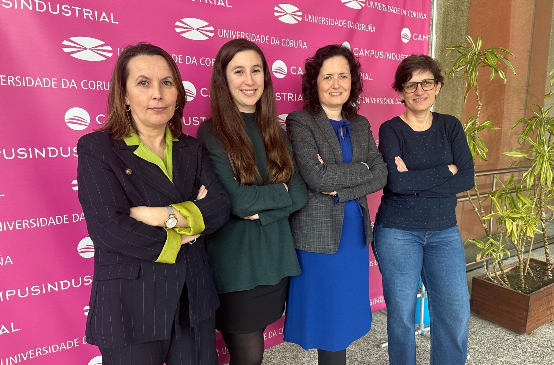 Ana Ares, a terceira pola esquerda, acompañada pola profesora da Escola Universitaria de Deseño Industrial (EUDI), Cristina Prado Acebo, e polas das profesoras da Escola Politécnica de Enxeñaría de Ferrol (EPEF), Sonia Bouza e Carolina Camba, na Sala Anexa ao Salón de Actos Concepción Arenal do Campus Industrial de Ferrol.