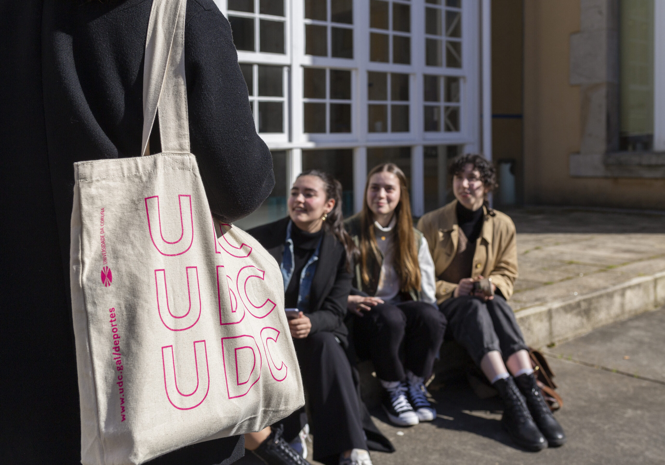 Un grupo de alumnas do Grao en Xestión Industrial da Moda diante da Facultade de Humanidades e Documentación do Campus Industrial de Ferrol, centro no que tamén se imparte o Grao en Xestión Dixital de Información e Documentación e o Grao en Relacións Internacionai