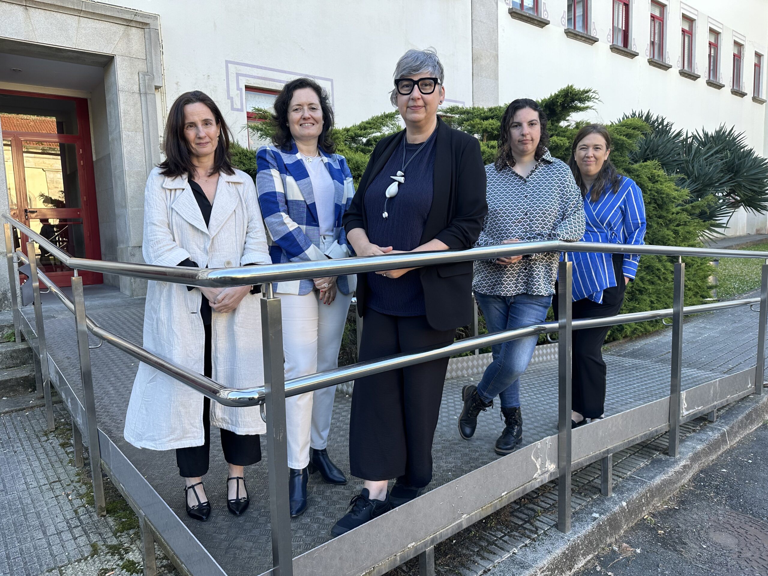 De esquerda a dereita, a profesora da Facultade de Ciencias da Educación, María Bobadilla; a profesora da Escola Universitaria de Deseño Industrial (EUDI), Ana Ares, a profesora da Escola Politécnica de Enxeñaría de Ferrol (EPEF), Luz Castro; a profesora da Facultade de Ciencias da Educación, Tania Gómez; e a profesora da Facultade de Ciencias da Comunicación, Iria Santos. As dúas últimas docentes están a colaborar activamente desde hai un par de meses no proxecto de innovación docente InterGames.