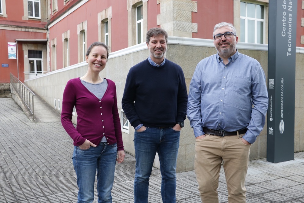de esquerda á dereita os investigadores do Grupo Integrado de Enxeñaría (GII), Anne Gosset, Tanausú Almeida e Vicente Díaz.