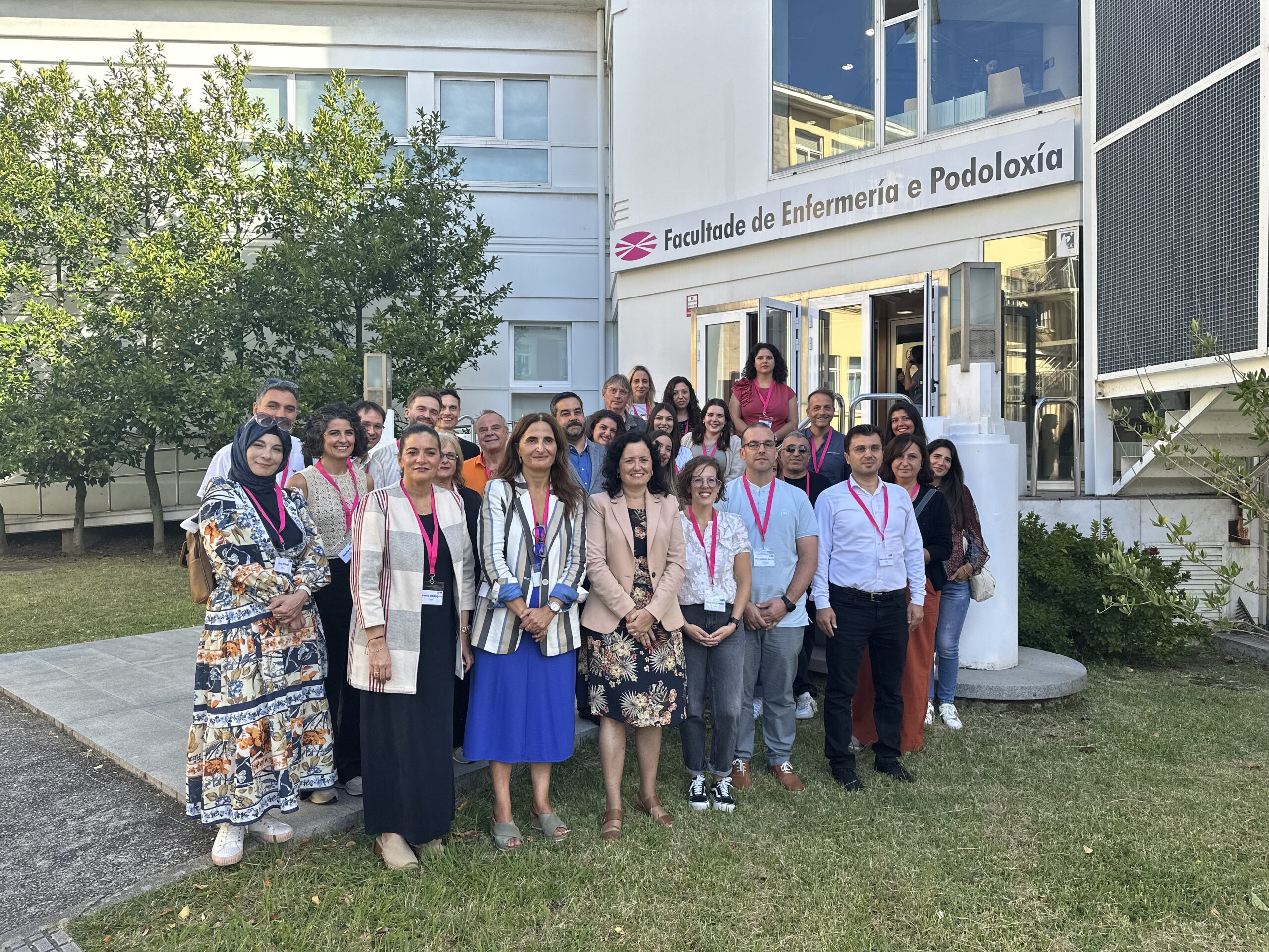 Persoal docente da Universidade da Coruña xunto con profesorado de ensino primario e de secundaria de Italia, Serbia, Grecia, Turquía e de Alemaña que participa no Proxecto Europeo Erasmus+ Bullying a Matter of Self Esteem (BAM), diante da Facultade de Enfermaría e Podoloxía do Campus Industrial de Ferrol.