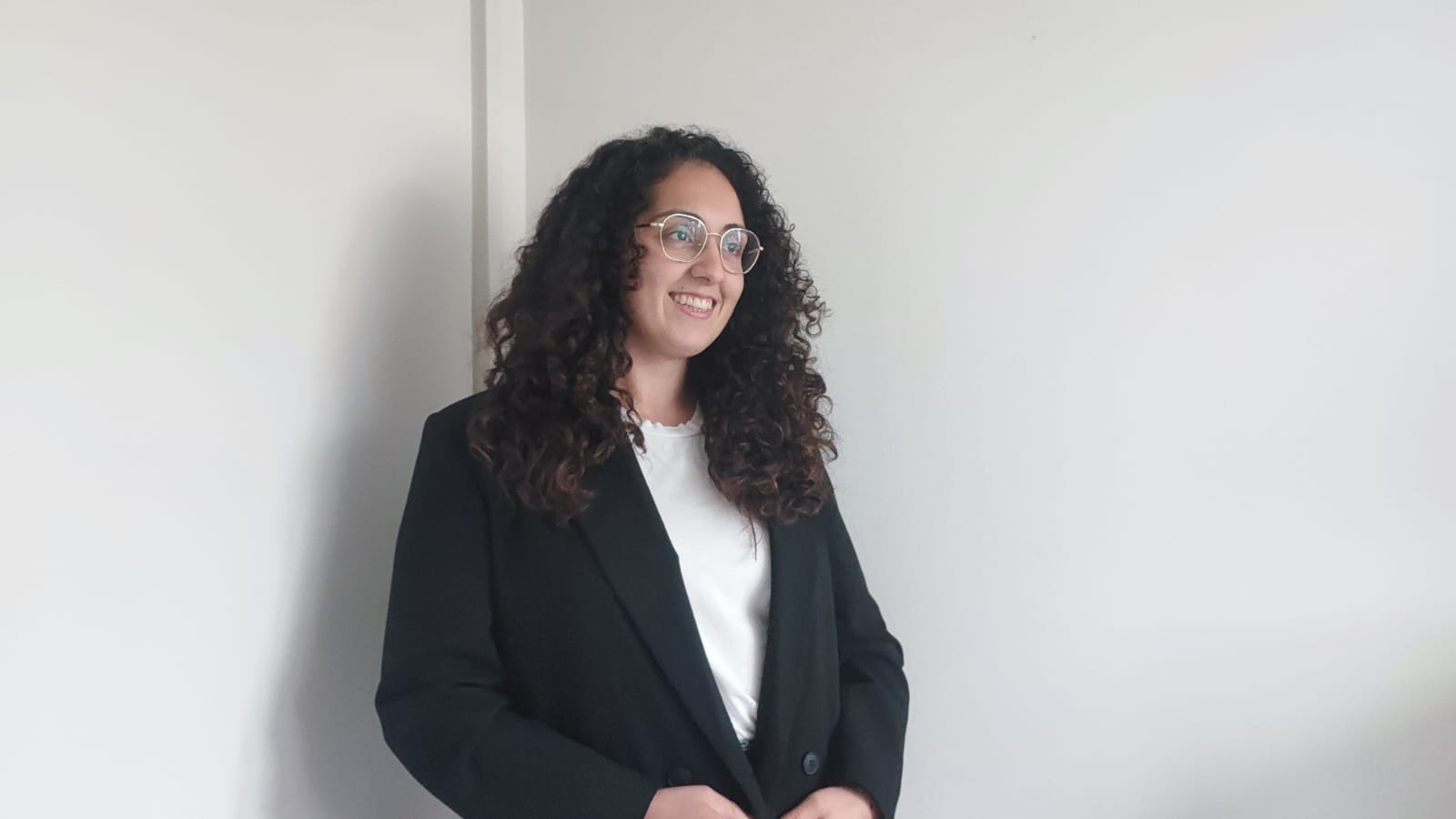 a alumna do Grao en Xestión Industrial de Moda, Yolanda Blanco Pereiro, gaña o I Concurso Iniciativa Emprendedora que promove a Universidade da Coruña e a Fundación Ronsel coa súa marca de bolsos artesáns Suidade Deseño Galego, unha iniciativa que presentou de xeito telemático no Salón de Actos Concepción Arenal do Campus Industrial de Ferrol.