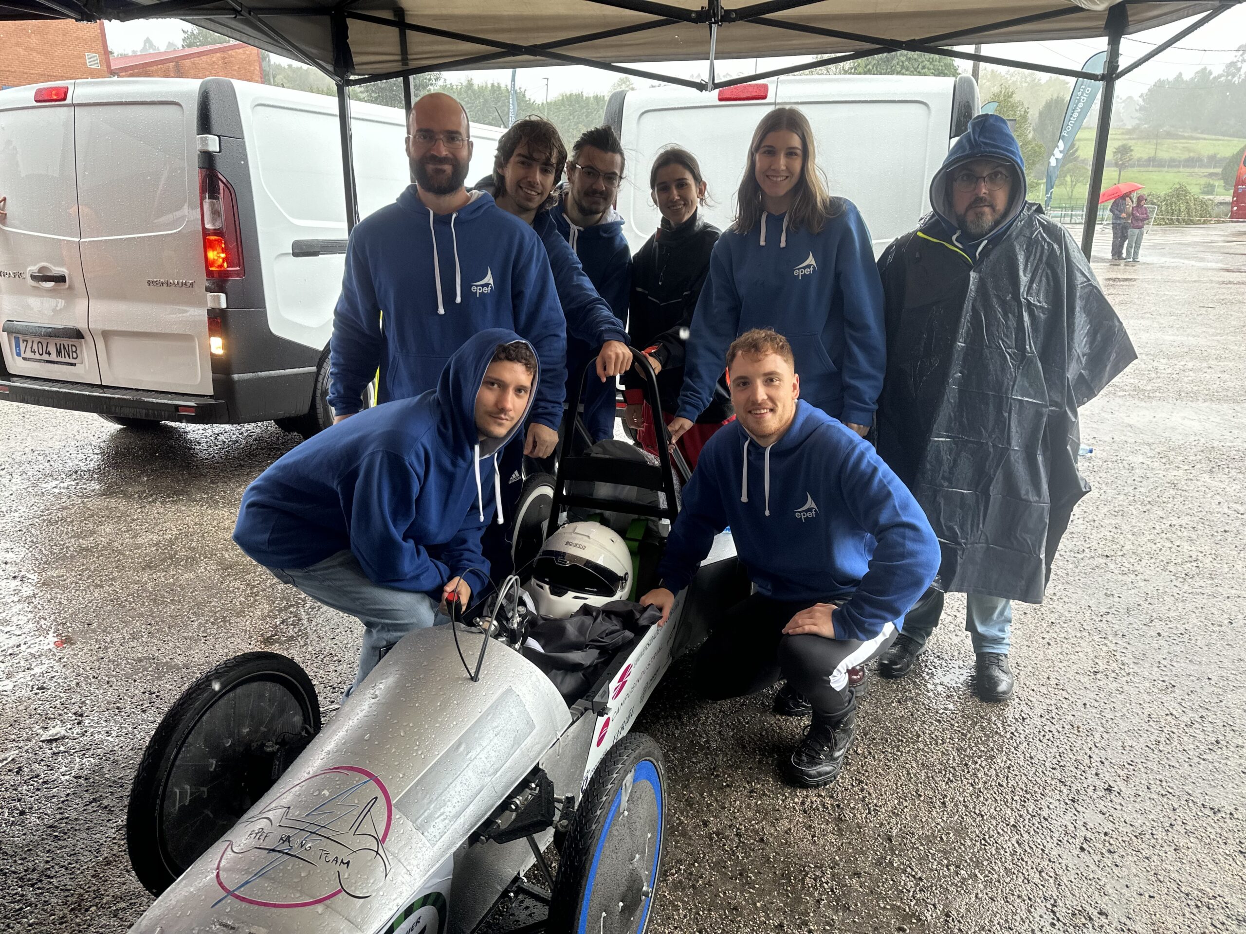 o equipo EPEF Racing Team acompañado polos profesores da Escola Politécnica de Enxeñaría de Ferrol (EPEF) da Universidade da Coruña (UDC), José Manuel Amado e Emilio Sanjurjo, quen ocupan os postos de coordinador e de director técnico do equipo, respectivamente.