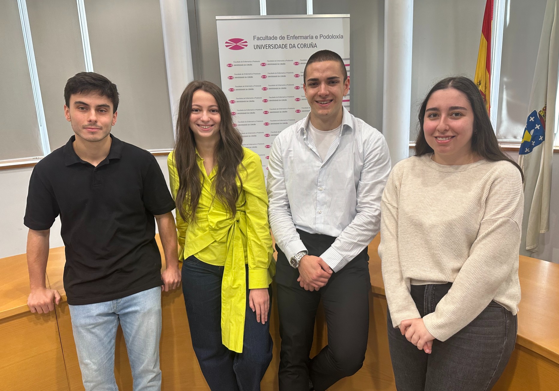 de esquerda a dereita, Samuel Sánchez Gil, Laura Sueiro Méndez, Lois Vázquez Campos e Maite Álvarez Rodríguez, na Facultade de Enfermaría e Podoloxía do Campus Industrial de Ferrol, sede da Asociación Galega de Estudantes de Podoloxía da Universidade da Coruña (AGEP UDC)