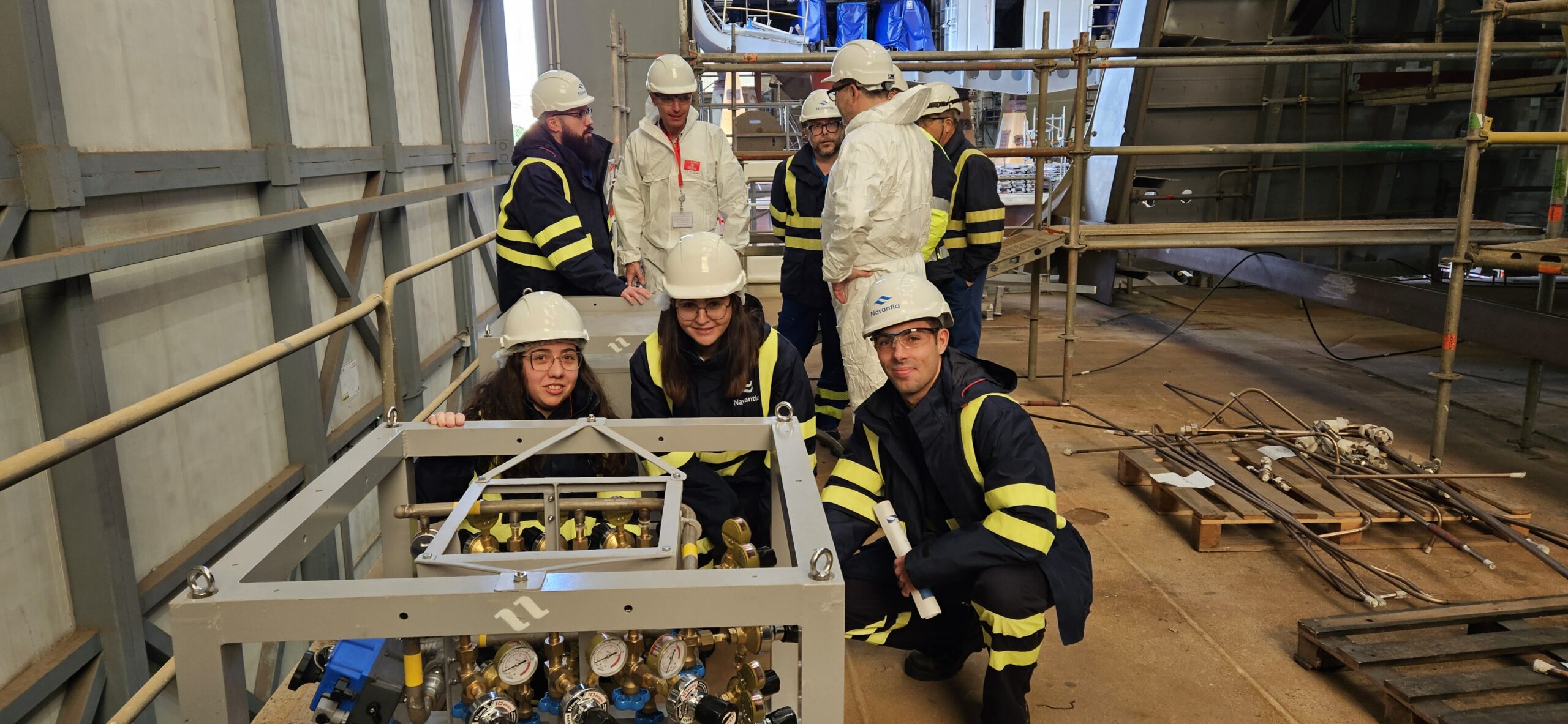 o estudantado do Campus Industrial de Ferrol que obtivo unha bolsa de formación en Navantia logo de gañar o Hackathon Navantia Next Pioneers 2023 durante a súa visita ao estaleiro na que tamén participaron o director da Escola Politécnica de Enxeñaría de Ferrol (EPEF), Vicente Díaz, e o subdirector responsable de Calidade na Escola Universitaria de Deseño Industrial (EUDI), José Antonio Pérez