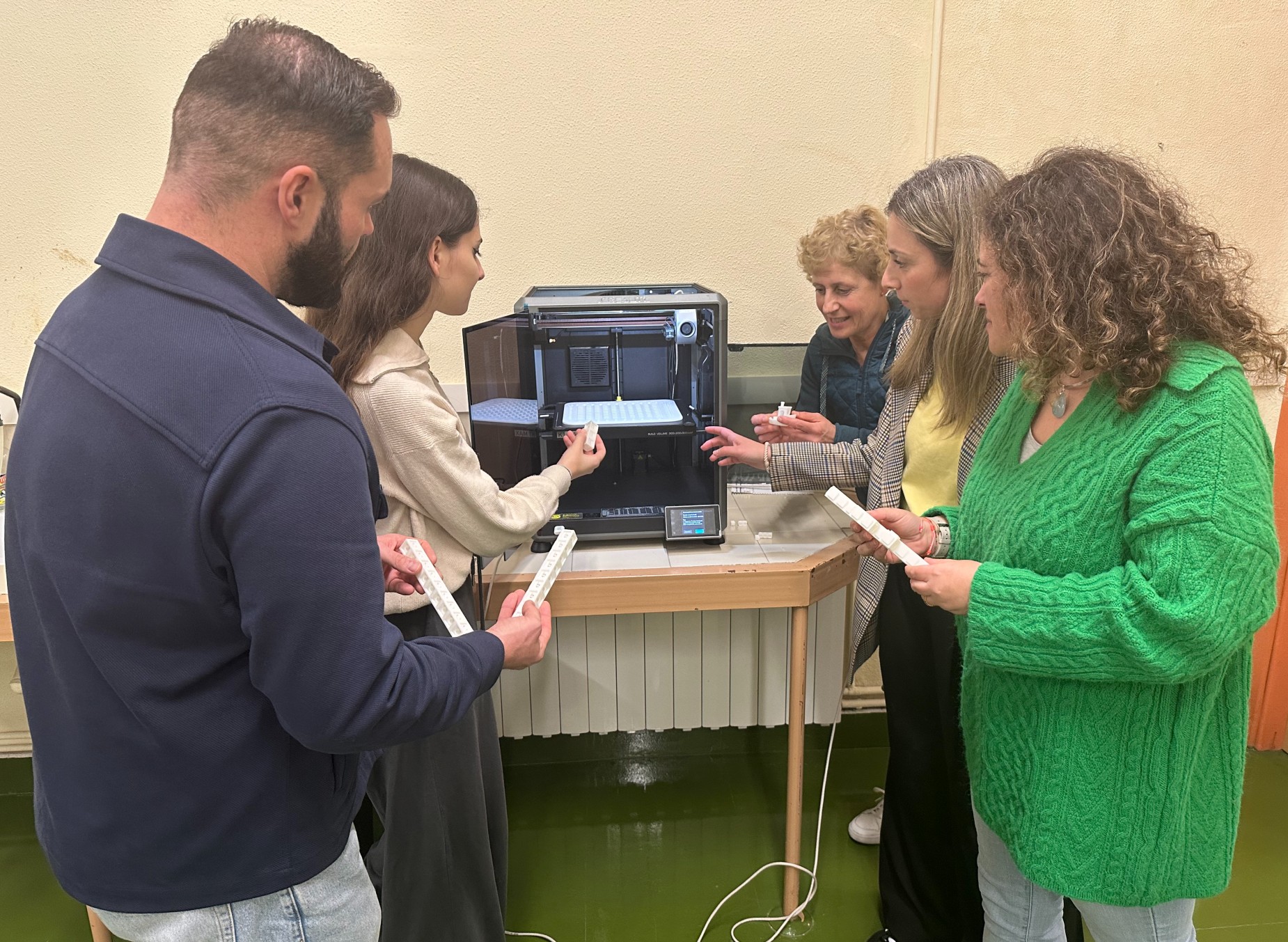 preto de 70 docentes da Comarca de Ferrolterra participaron, entre os meses de outubro e novembro, no curso de formación en Deseño, Modelado e Impresión 3D e no de Materiais para a Impresión 3D e a Reciclaxe que tiveron lugar na Escola Politécnica de Enxeñaría de Ferrol (EPEF).