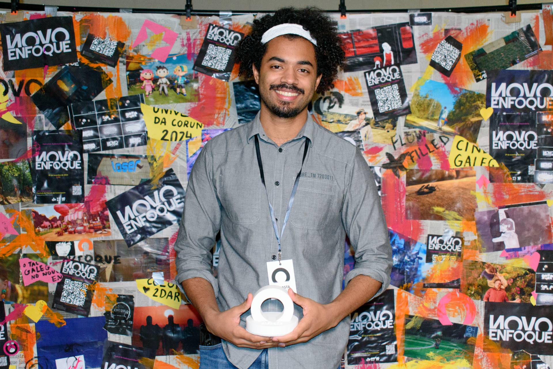 Gael Alberto Quintela, alumno do Máster en Deseño, Desenvolvemento e Comercialización de Videoxogos, titulación que se imparte na Escola Politécnica de Enxeñaría de Ferrol (EPEF), vén de acadar o primeira galardón no Festival Novo Enfoque, na categoría de Videoxogos, con Maestosia, un título que aborda a saúde mental como tema principal. Imaxe cedida pola organización do Festival Novo Enfoque.