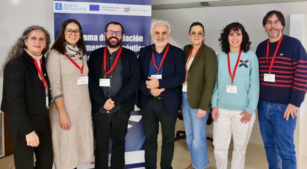 O profesor e investigador da Universidade da Coruña (UDC) Valentín Escudero, cuarto pola esquerda, xunto co resto e integrantes do seu equipo nas instalacións da Unidade de Investigación en Intervención e Coidado Familiar (UIICF), situadas no Campus Industrial de Ferrol.