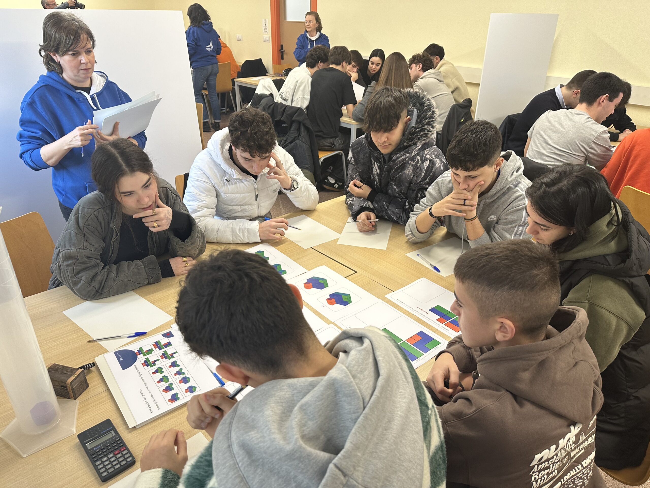 Un grupo de estudantes de Bacharelato e de FP traballa na resolución dos retos propostos no Escape Room de 2024. Nesta ocasión, dispoñían de 40 minutos para resolver catro retos. Por cada reto obtiñan unha peza dun puzzle e ao completalo obtiñan unha chave que lles permitía abrir un misterioso cofre e saír da aula na que estaban pechados.