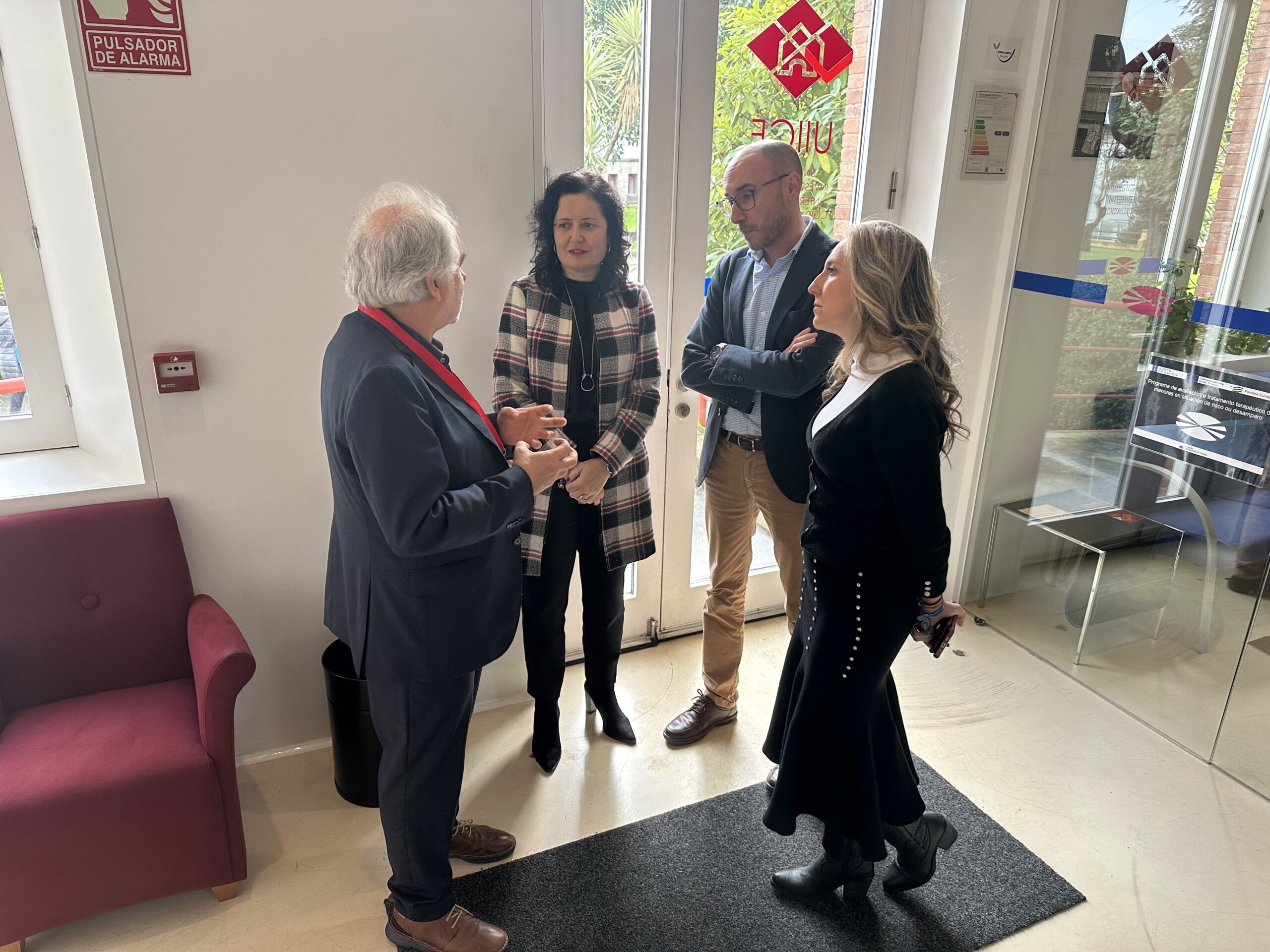 de esquerda a dereita, Valentín Escudero, Ana Ares, Jacobo Rey e Martina Aneiros, nas instalacións da Unidade de Investigación en Intervención e Coidado Familiar (UIICF), situadas no Campus Industrial de Ferrol