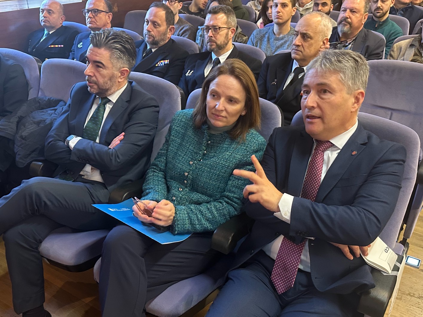 de esquerda a dereita, o director do estaleiro de Ferrol, Eduardo Dobarro, a directora da Axencia Galega de Innovación (GAIN), Carmen Cotelo, e o reitor da Universidade da Coruña (UDC), Ricardo Cao, no Salón de Actos Concepción Arenal do Campus Industrial de Ferrol, lugar onde tivo lugar a Xornada de Traballo do CEMI UDC – Navantia.