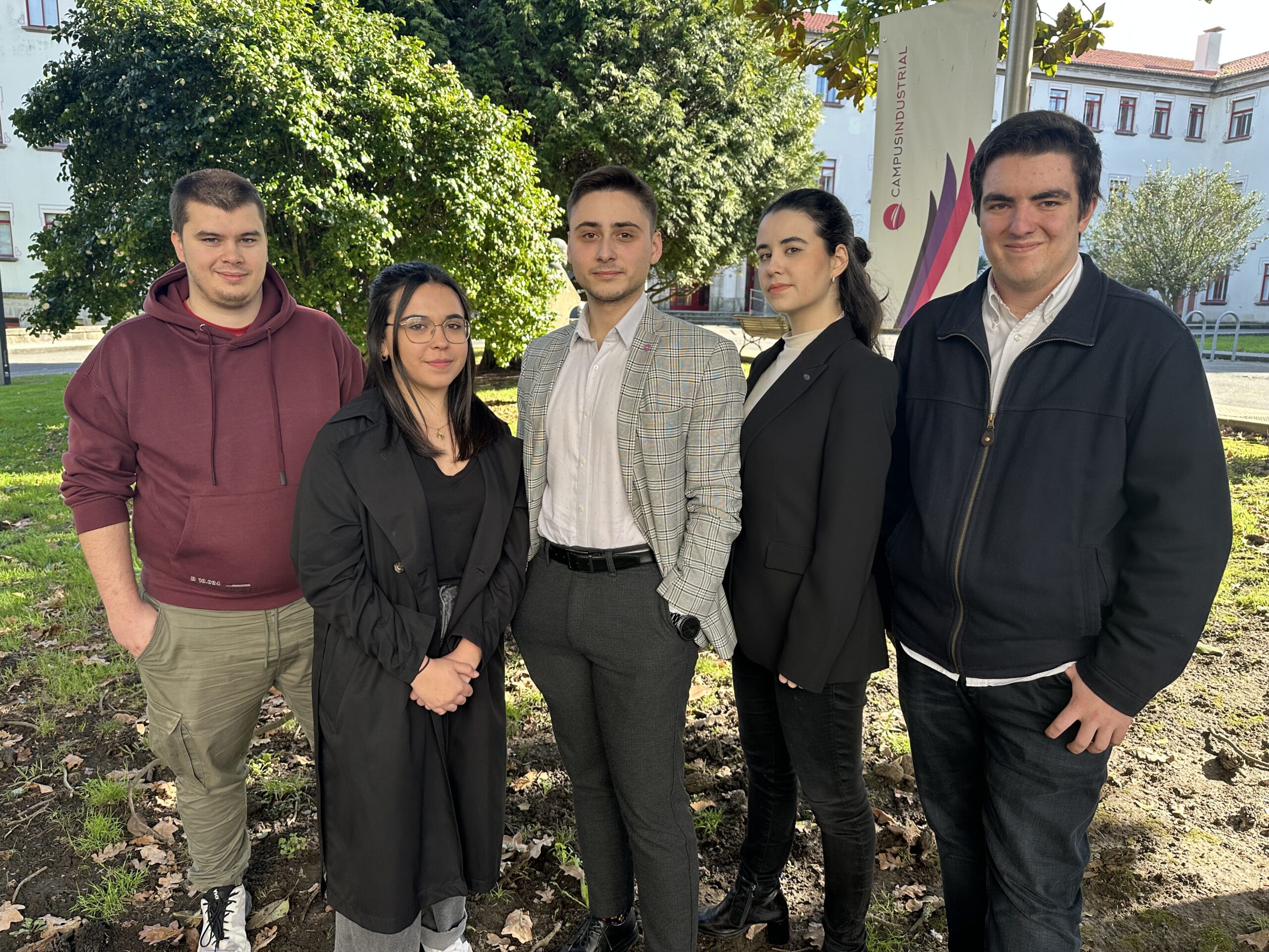 o presidente da Delegación de Estudantes da EPEF, Eloy Mosteiro, o terceiro pola esquerda, xunto con alumnado da Escola Politécnica de Enxeñaría de Ferrol (EPEF) e da Escola Universitaria de Deseño Industrial (EUDI), quen está a participar tamén activamente na organización desta xornada divulgativa sobre a representación estudantil.