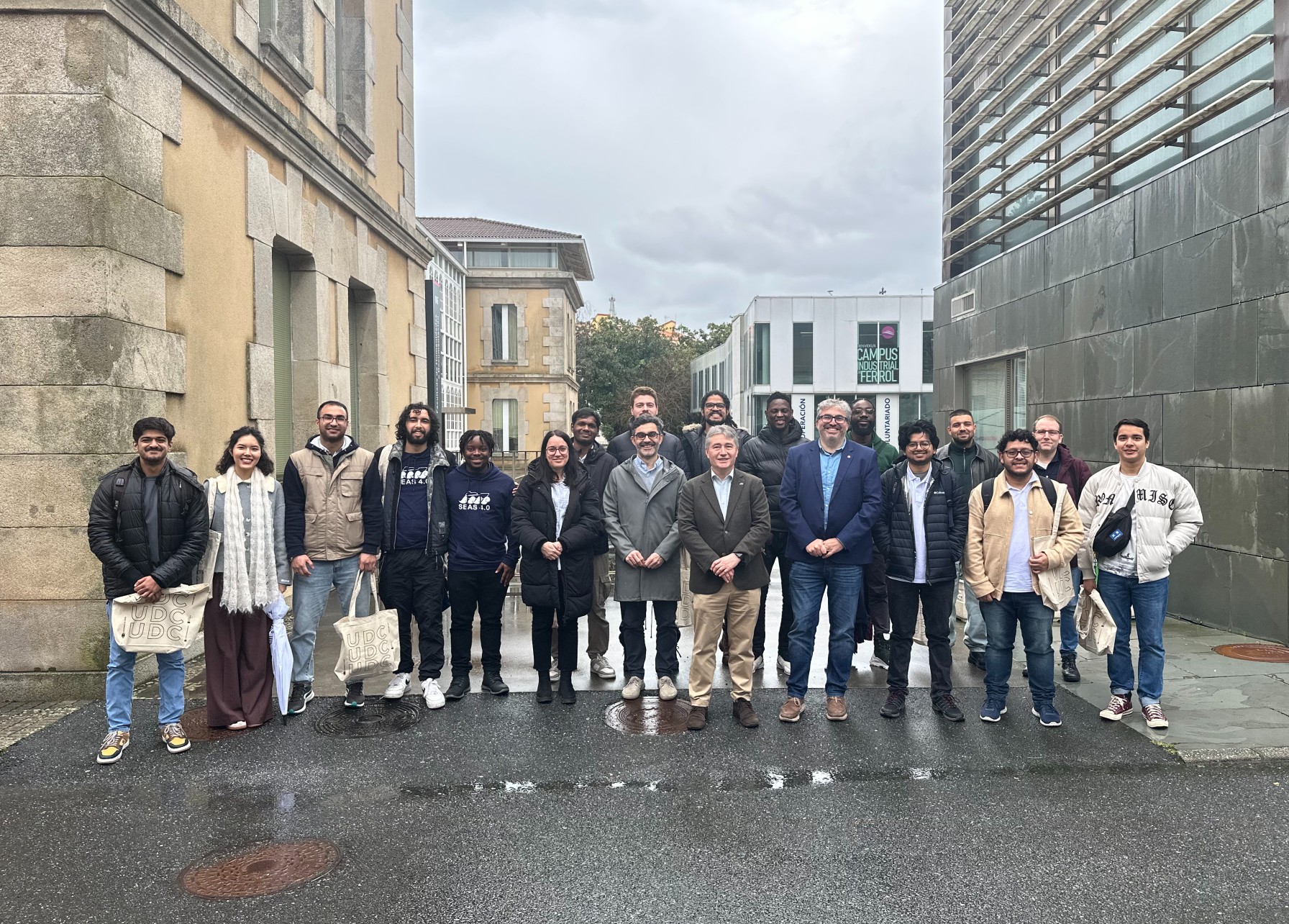 o reitor da Universidade da Coruña (UDC), Ricardo Caro; o director do Campus Industrial, Marcos Míguez; e o director da Escola Politécnica de Enxeñaría de Ferrol (EPEF), Vicente Díaz; xunto cos 18 estudantes que este semestre cursan o Máster Erasmus Mundus SEAS 4.0 no Campus Industrial de Ferrol.