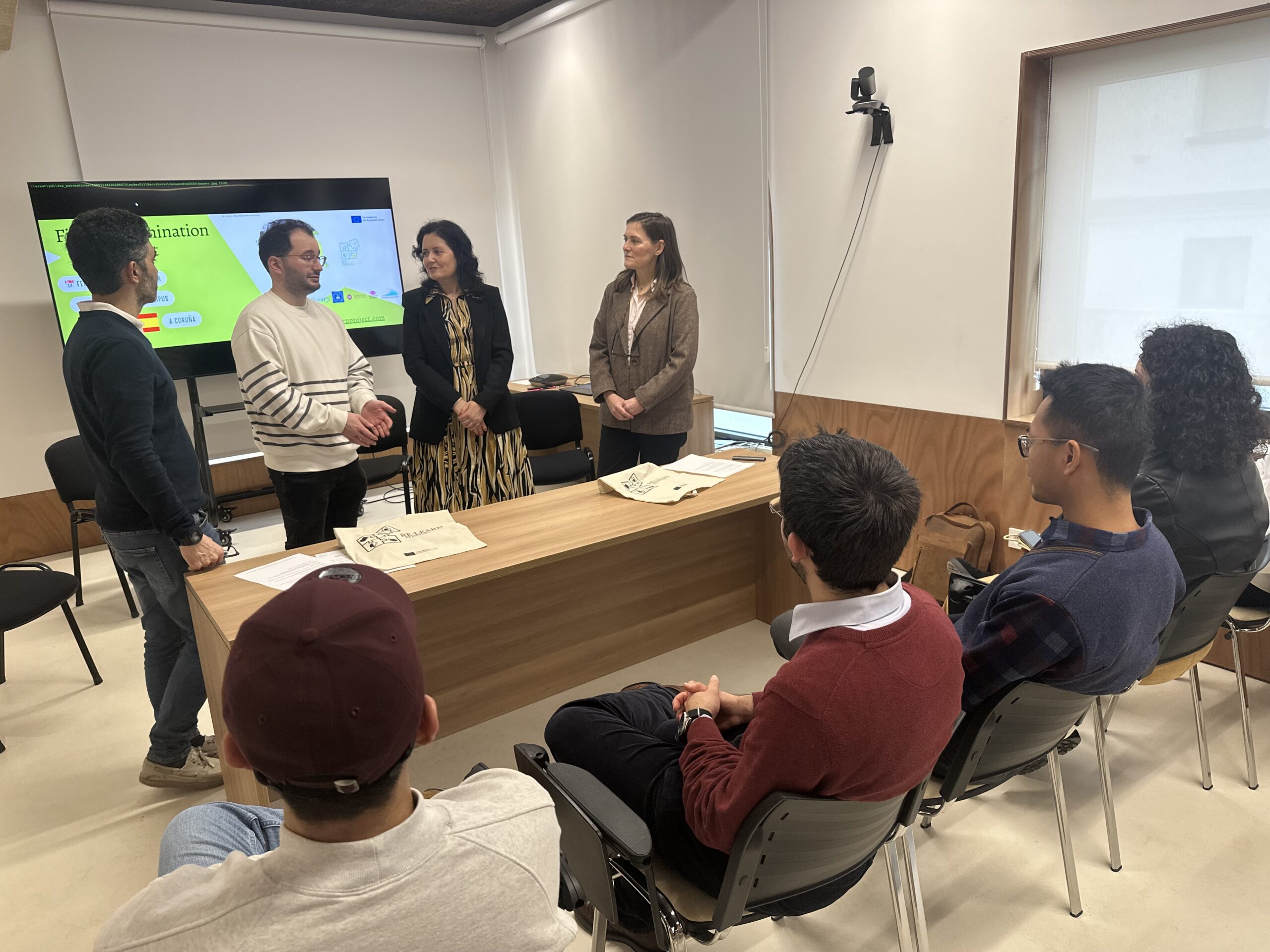 A Sala de Conferencias do Edificio de Batallóns do Campus Industrial de Ferrol acolleu este xoves a última das xornadas de traballo do Proxecto Europeo Erasmus+ RELEARN no que participa profesorado da Universidade da Coruña (UDC)