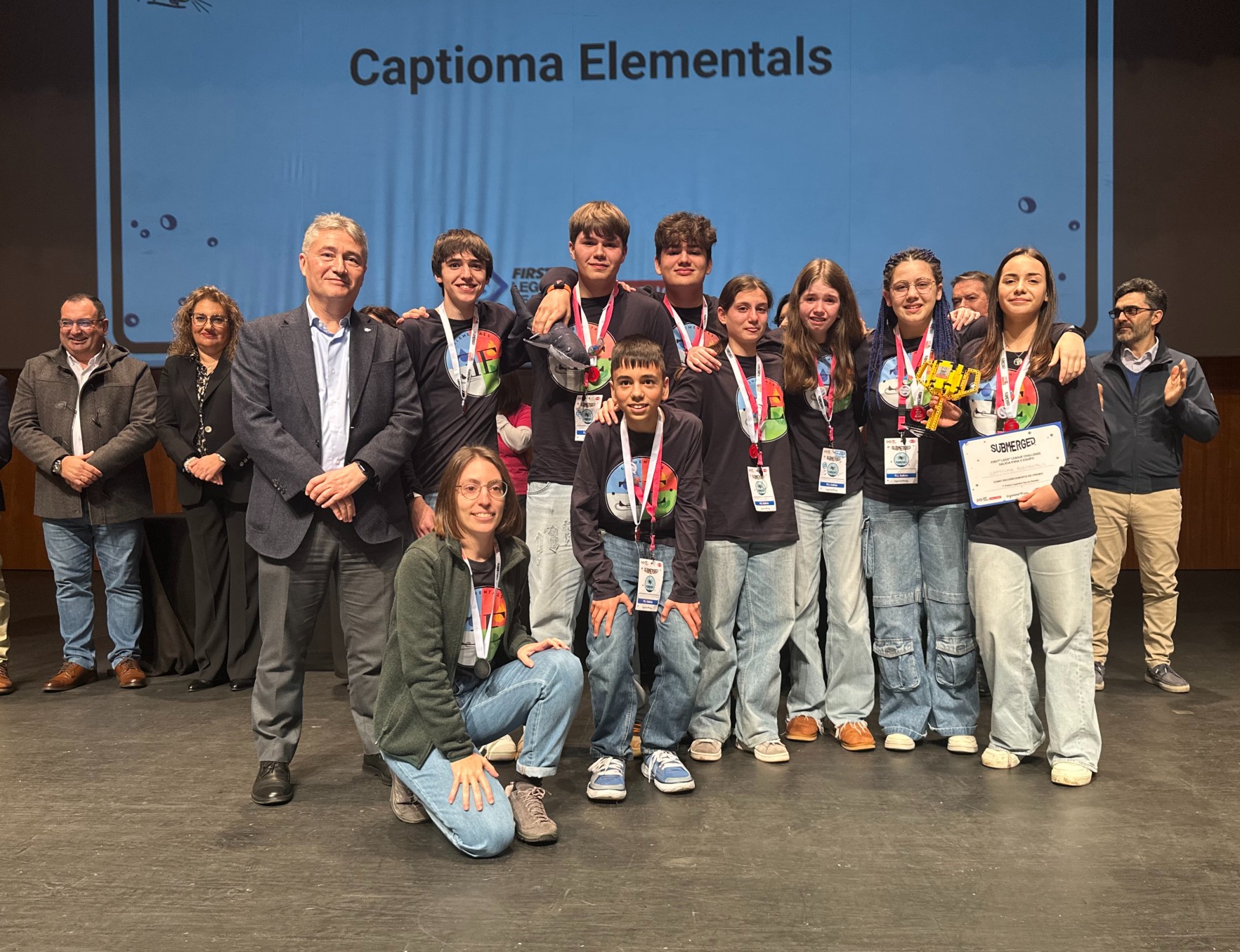 O reitor da Universidade da Coruña (UDC), Ricardo Cao, entregoulle o Primeiro Premio Ingenier@Soy ao Gañador aos e ás integrantes do equipo Captioma Elementals da academia Captioma de Ourense.
