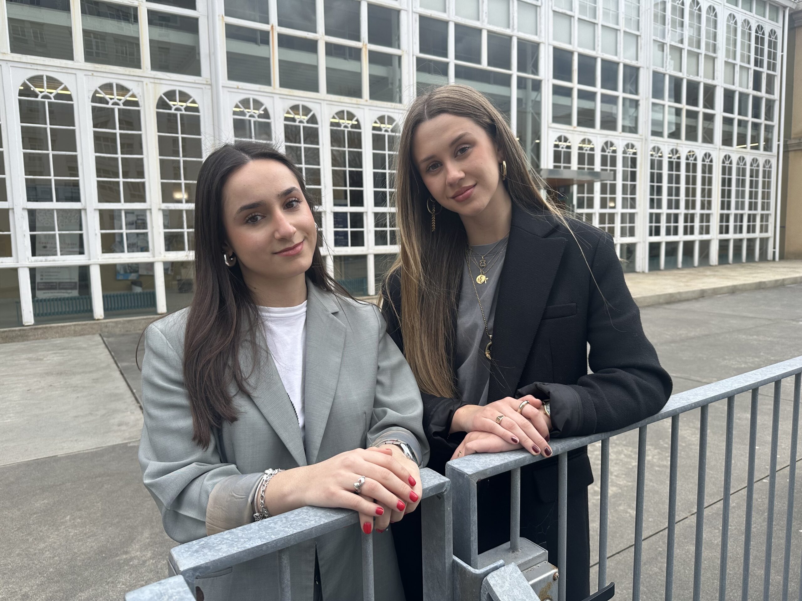 de esquerda a dereita, as alumnas do Grao en Relacións Internacionais Sofía Castrillón (Avilés, 2005) e Teresa Hermida (A Coruña, 2005), organizan, por segundo ano consecutivo, unha simulación sobre o funcionamento da ONU no Campus Industrial de Ferrol e contan co apoio das súas compañeiras de promoción, María Crespo, Luisa Fernández, María Rey e Carla Rodríguez, para todo o relacionado coa xestión das redes sociais do evento.