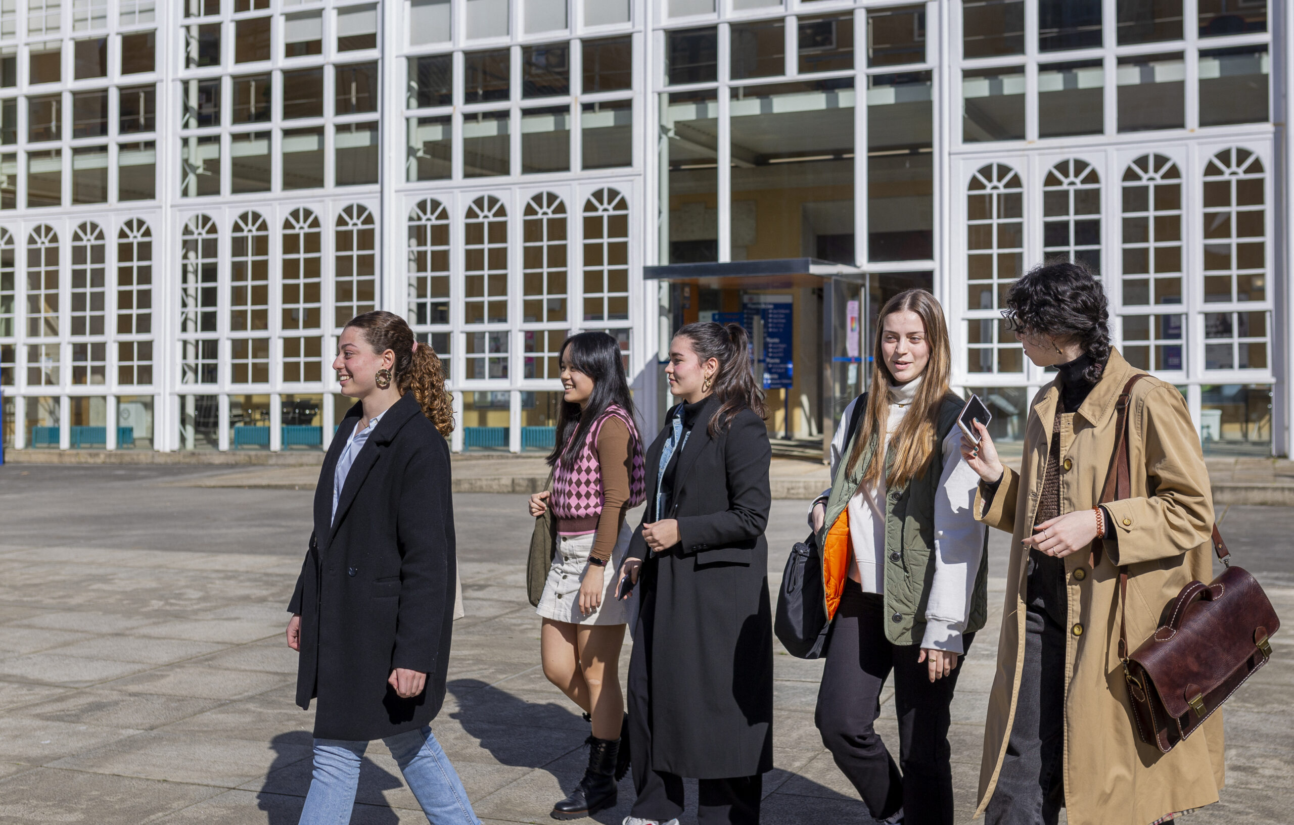 dado o volume de persoas participantes, realizaranse catro inauguracións paralelas, ás 10:00 horas, ás que se sumarán, entre outros, a vicerreitora do Campus de Ferrol e Responsabilidade Social, Ana Ares, e o director do Campus Industrial, Marcos Míguez, e onde se recibirá aos máis de 600 estudantes de bacharelato e de FP que participan nesta IV Xornada de Portas Abertas que organiza o Campus Industrial de Ferrol en colaboración co Servizo de Estudantes da Universidade da Coruña (UDC).