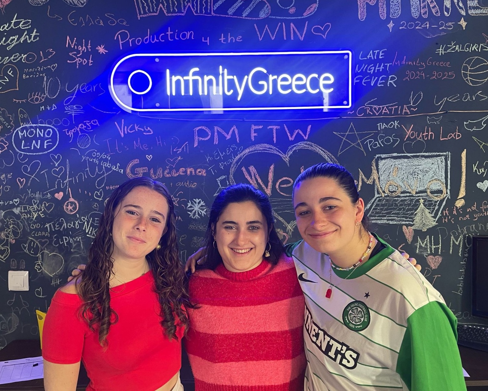 de esquerda a dereita, Irene Rodiles (Santiago de Compostela, 2006), Lydia Fernández (Ferrol, 2000) e Clara Ventura (Fene, 2003) presentaron, hai tan só un par de días, na sede da entidade social Infinity Greece en Tesalónica, ECORADAR, unha plataforma educativa que pretende concienciar á comunidade universitaria sobre a alimentación saudable, sostible e ecolóxica.