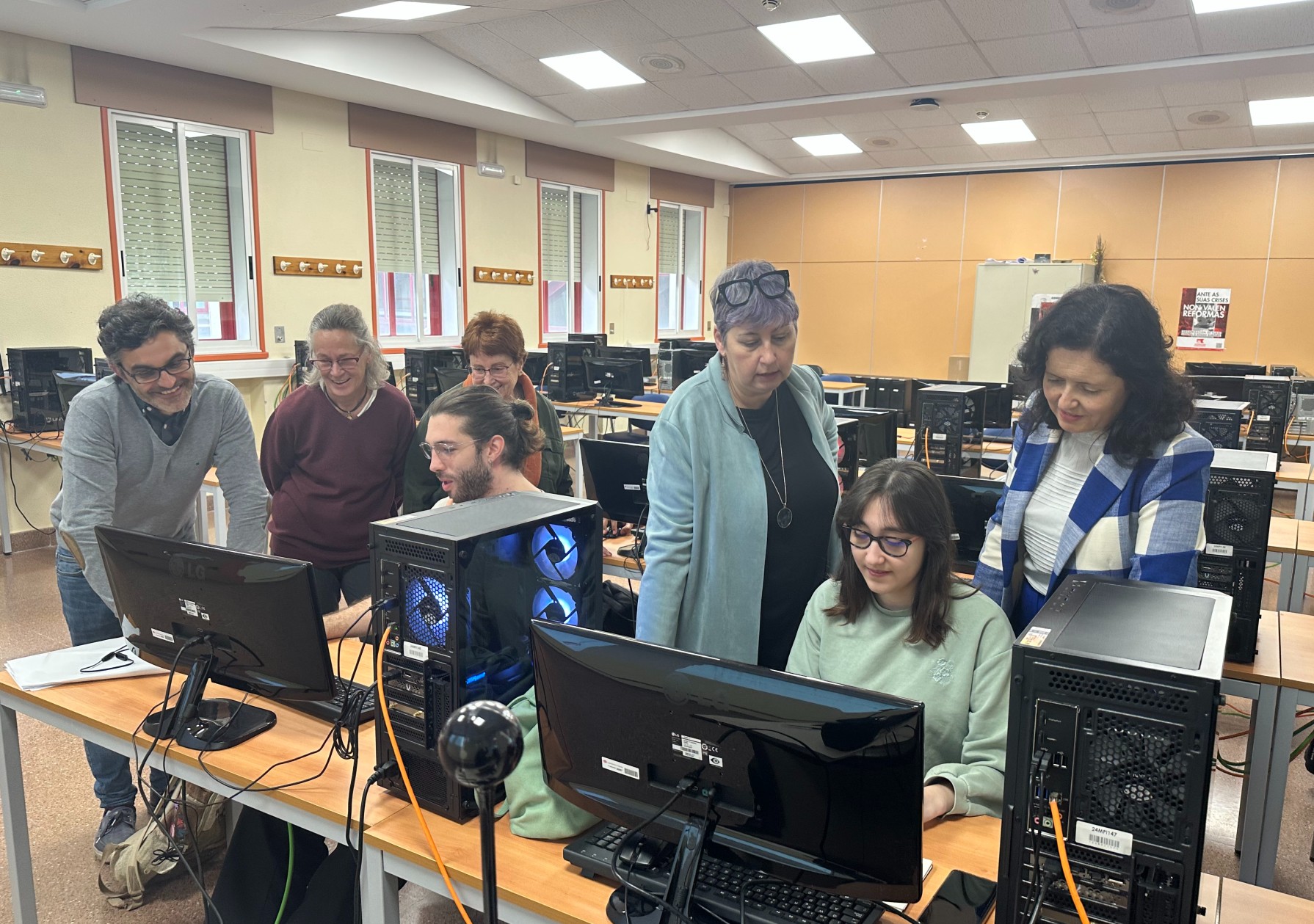 a vicerreitora do Campus de Ferrol, Ana Ares; o director do Campus Industrial da Universidade da Coruña (UDC), Marcos Míguez; e a coordinadora do Máster en Deseño, Desenvolvemento e Comercialización de Videoxogos, Luz Castro, achegáronse este luns a unha das sesións formativas impartidas por Gammera Nest que está a ter lugar na Escola Politécnica de Enxeñaría de Ferrol (EPEF).