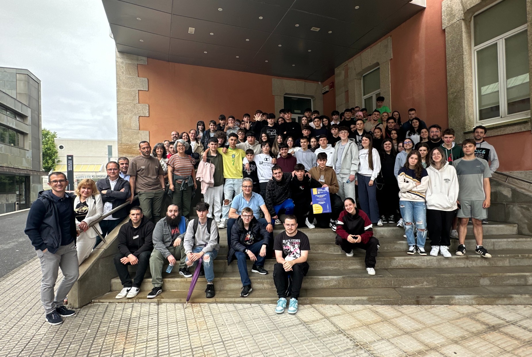 participaron preto de 120 persoas, principalmente estudantes de 4º da ESO do IES As Telleiras de Narón, do IES de Fene e máis do CPI A Xunqueira, así como persoal docente e investigador de Eslovenia, de Portugal e de España.