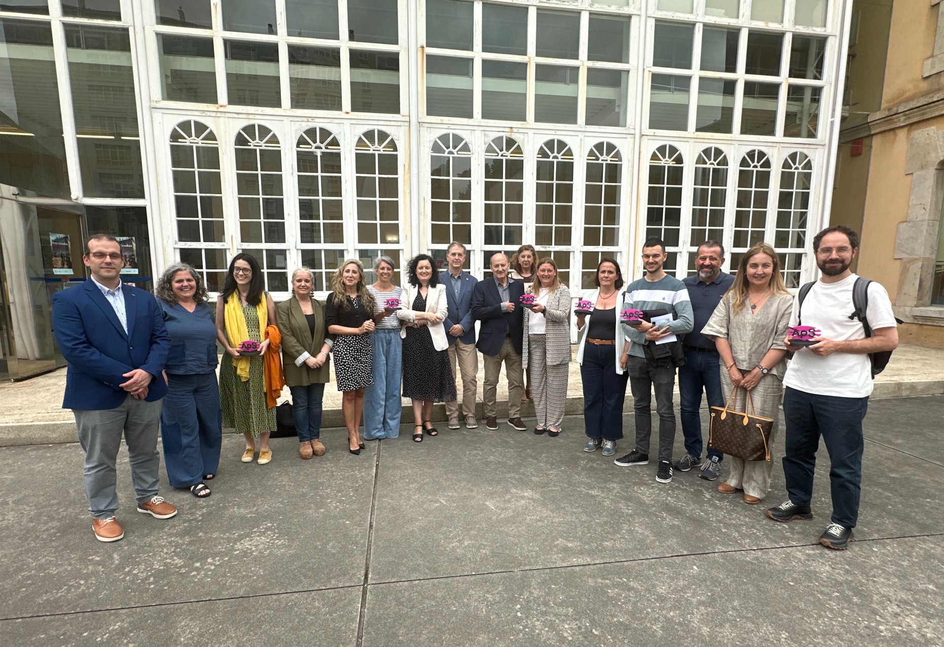 o profesorado da Universidade da Coruña galardoado nos IV Premios a Proxectos de Innovación Docente en Aprendizaxe e Servizo xunto coas autoridades asistentes ao acto.