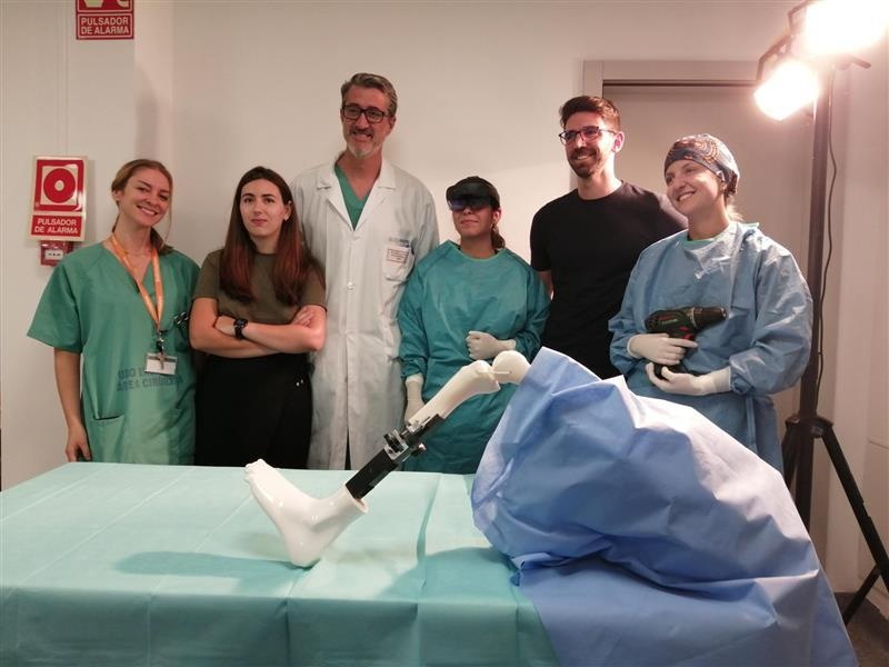 parte do equipo do Servizo de Traumatoloxía do Hospital Universitario da Coruña (HUAC) xunto ao persoal investigador do CITENI da UDC que desenvolve a investigación sobre RA aplicada a cirurxía no Campus Industrial de Ferrol. De esquerda a dereita: Fátima Rueda (HUAC), Ánxela Perez (CITENI), Pablo Codesido (HUAC), Andrea Vázquez (HUAC), Florian Michaud (CITENI) e Belén Inés Vieira (HUAC).