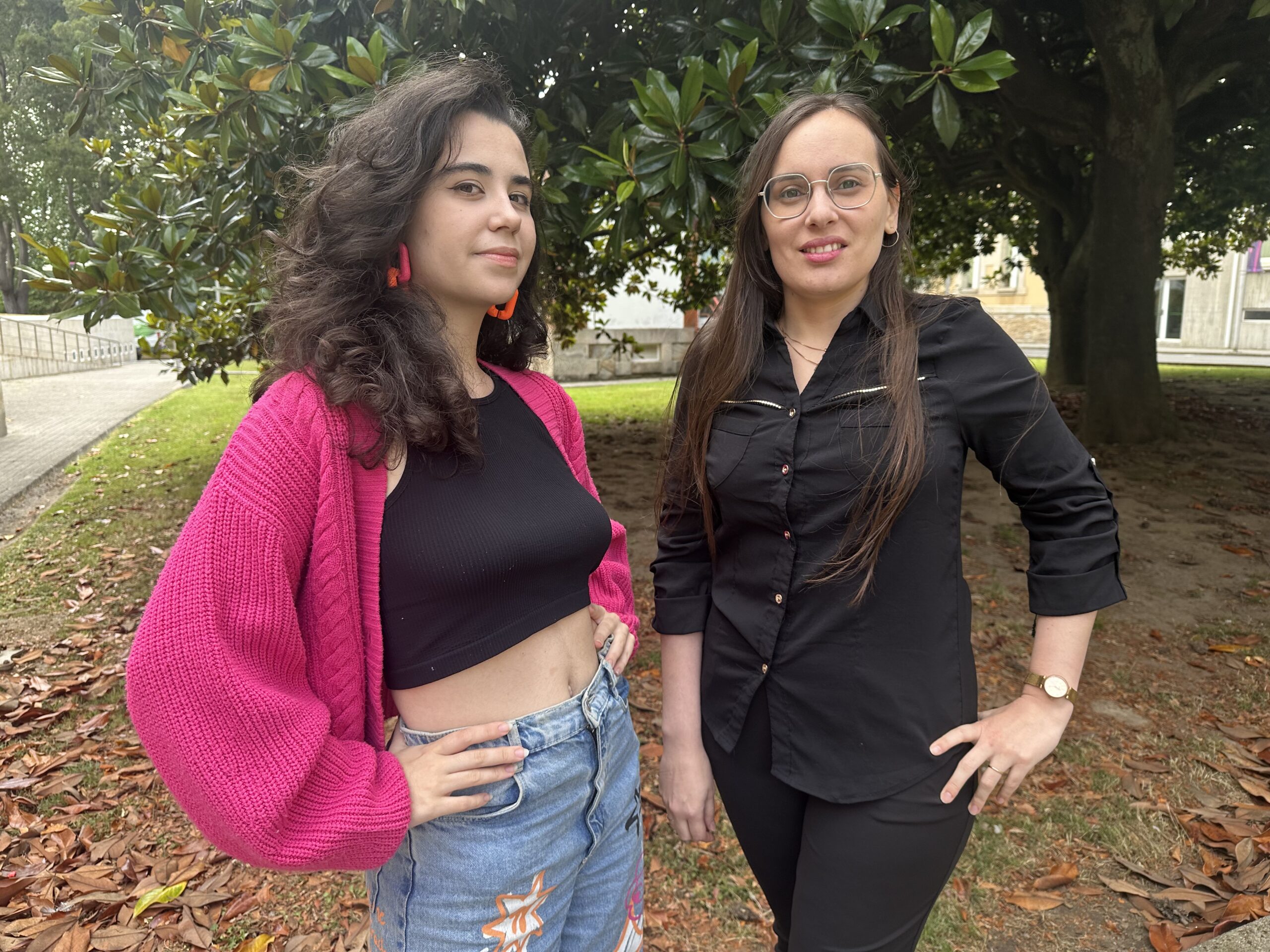 de esquerda a dereita, a alumna do máster en Enxeñaría en Deseño Industrial, Irene Rodríguez Ríos, e a estudante o máster en Eficiencia Enerxética e Sustentabilidade, Arlene Dámera Figueredo, acadaron as dúas bolsas de verán que ofertaba o Campus Industrial de Ferrol para este curso 2024/2