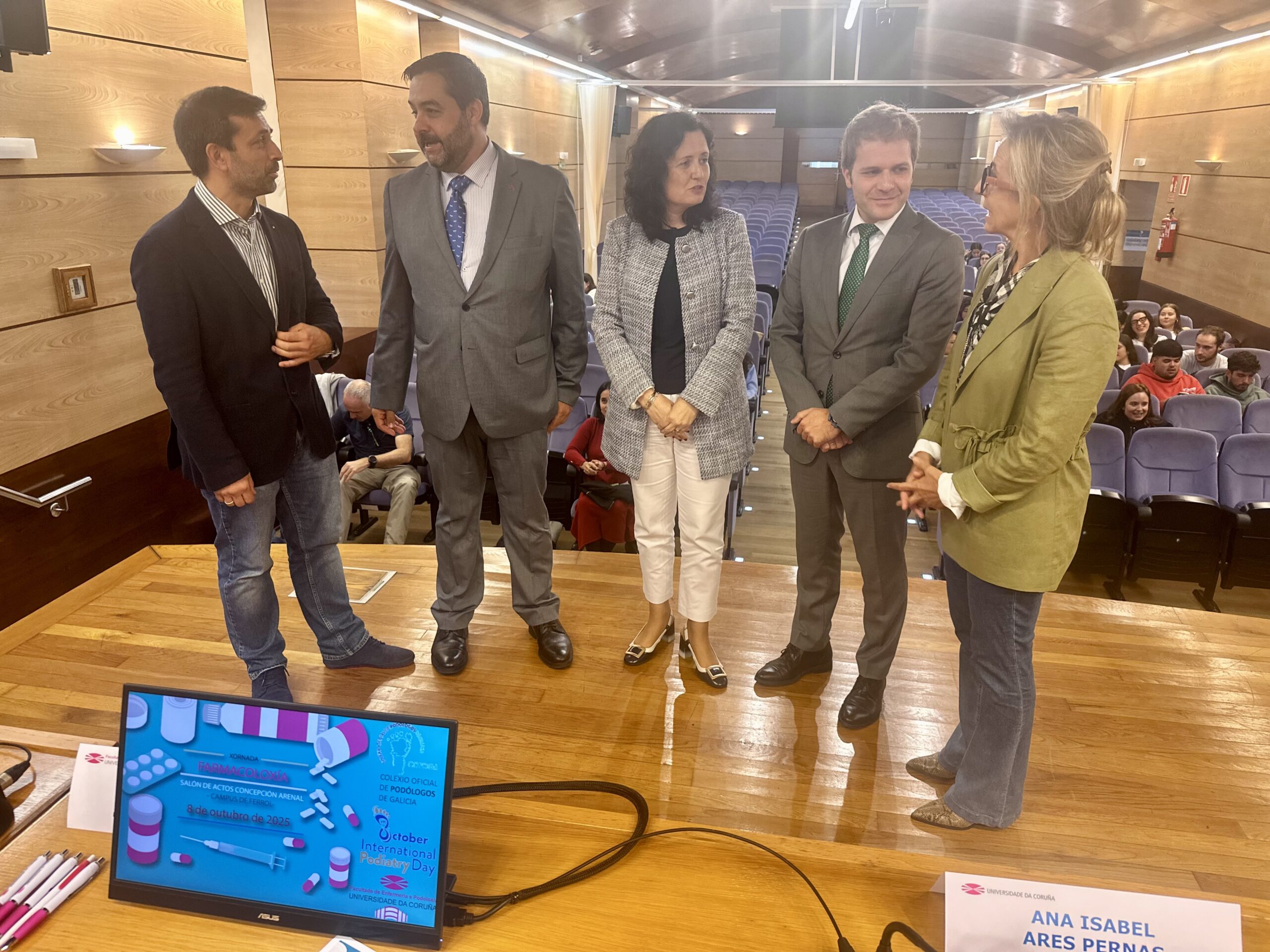 de esquerda a dereita, o secretario do COPOGA, Martín Veiga; o decano da Facultade de Enfermaría e Podoloxía, Pedro Gil; a vicerreitora do Campus de Ferrol e Responsabilidade Social, Ana Ares, o tenente alcalde, Javier Díaz, e a xerente da Área Sanitaria de Ferrol, María Fernanda López