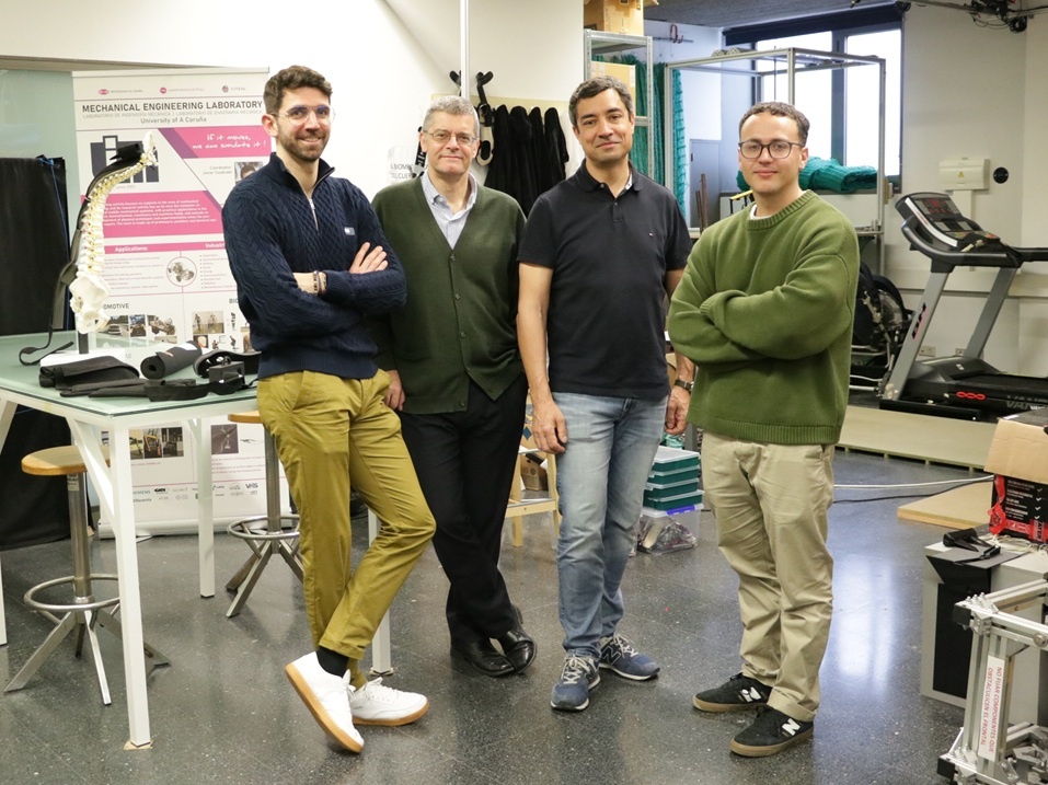 de esquerda a dereita, o equipo investigador do LIM que desenvolverá os exoesqueletos do proxecto EXOCARE: Florian Michaud, Javier Cuadrado (investigador principal), Urbano Lugrís e Lucas Porzio (estudante de grao).