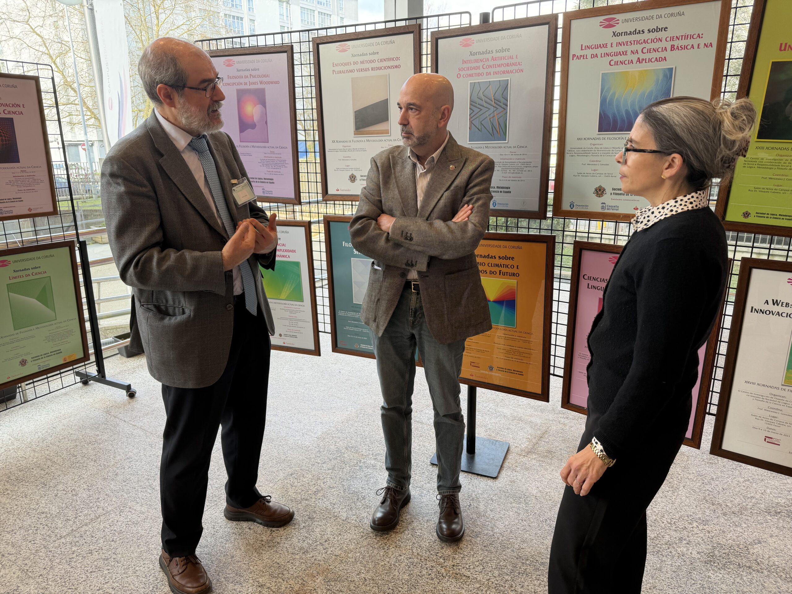 de esquerda a dereita, Wenceslao J. González, Jerónimo Puertas e Ana Lucía Smith Iltis, antes o acto de inauguración das Xornadas sobre Filosofía da Medicina