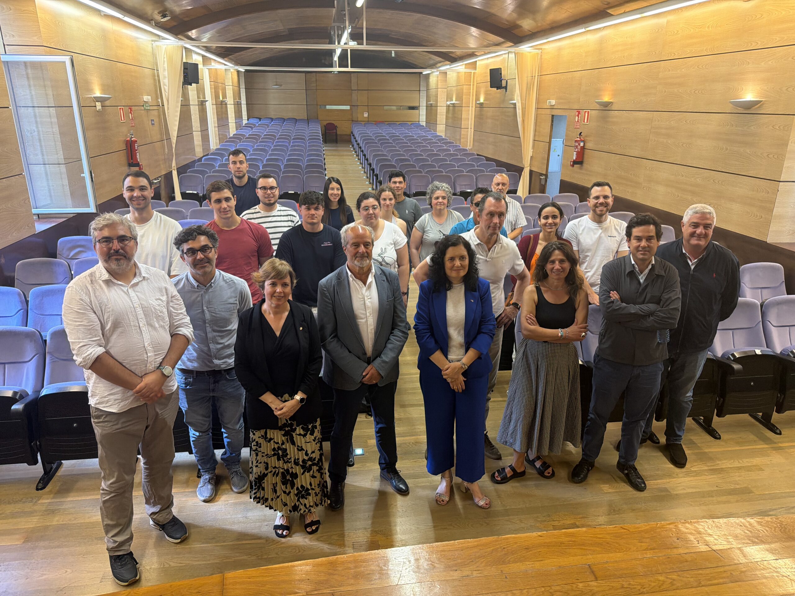 ● O acto que contou coa presenza da vicerreitora do Campus de Ferrol e Responsabilidade Social, Ana Ares Pernas; o alcalde das Somozas, Juan Alonso Tembrás; o conselleiro delegado do Grupo Rodonita, Jacobo Campo; o seu director xeral, Antonio Roncero e a directora da Cátedra Epifanio Campo, Mª Paz Mateo.