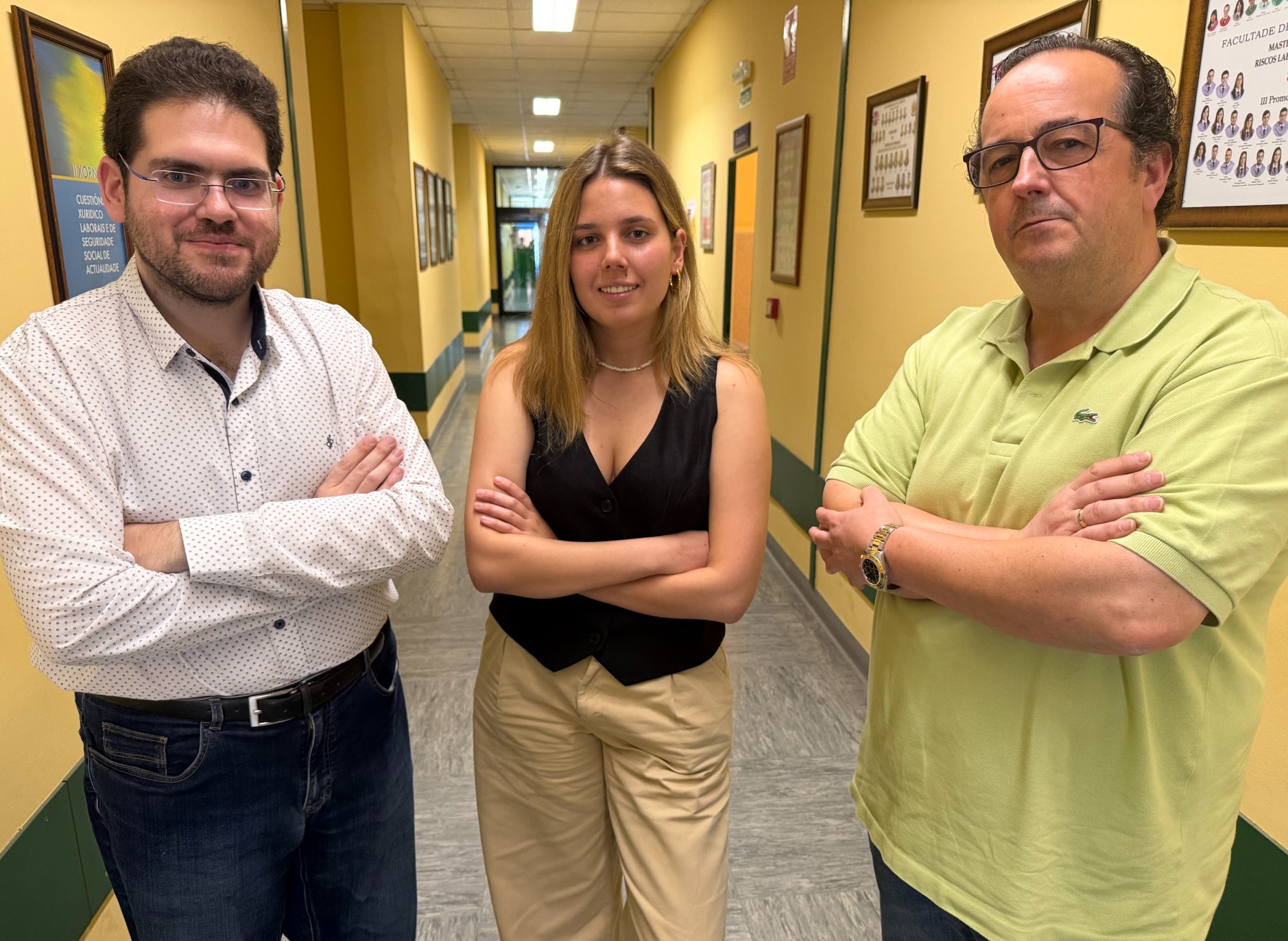 Elisa Fraga Galdo, quen obtivo a cualificación de Matrícula de Honra co seu TFM “Prevención de Riscos e Deporte: Percepción de Seguridade en Eventos Deportivos”, xunto aos seus directores, á esquerda, Joaquín Enriquez, e á dereita, Moisés Alberto García.