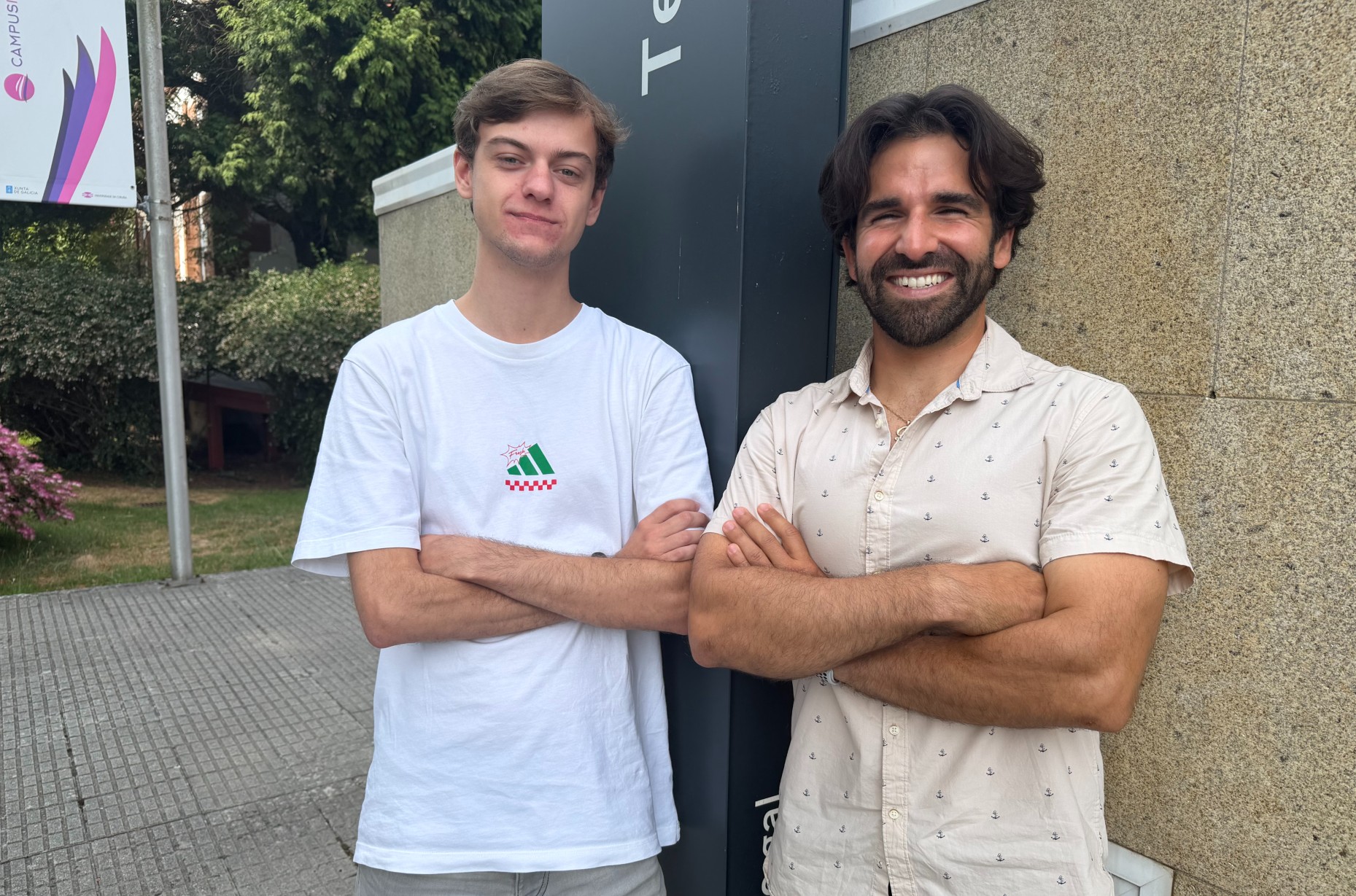 Eduardo Manuel Rama Ferradas e Daniel Alejandro Valdenegro, alumnos da Escola Politécnica de Enxeñaría de Ferrol (EPEF), diante do Centro de Investigación en Tecnoloxías Navais e Industriais (CITENI).
