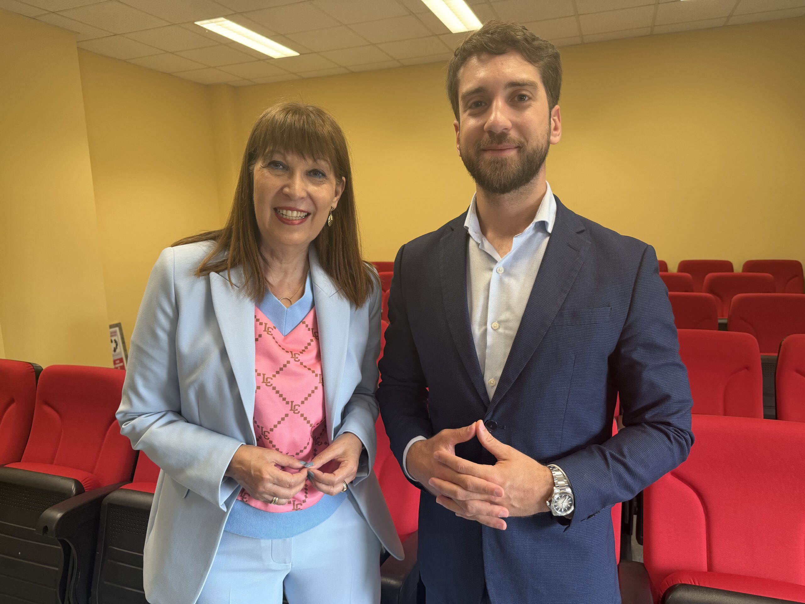 Asunción López Arranz e Ignacio Picatoste Novo, uns instres antes de que dese comezo a defensa da tese na Aula Magna da Facultade de Ciencias do Traballo do Campus Industrial de Ferrol.