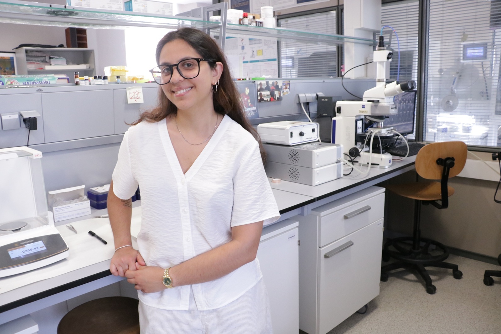 A tese, desenvolvida pola investigadora Jesika Asatryan dentro do Laboratorio de Polímeros Funcionais, demostra como o proceso de fabricación condiciona a estrutura e as propiedades mecánicas dos polímeros semicondutores.